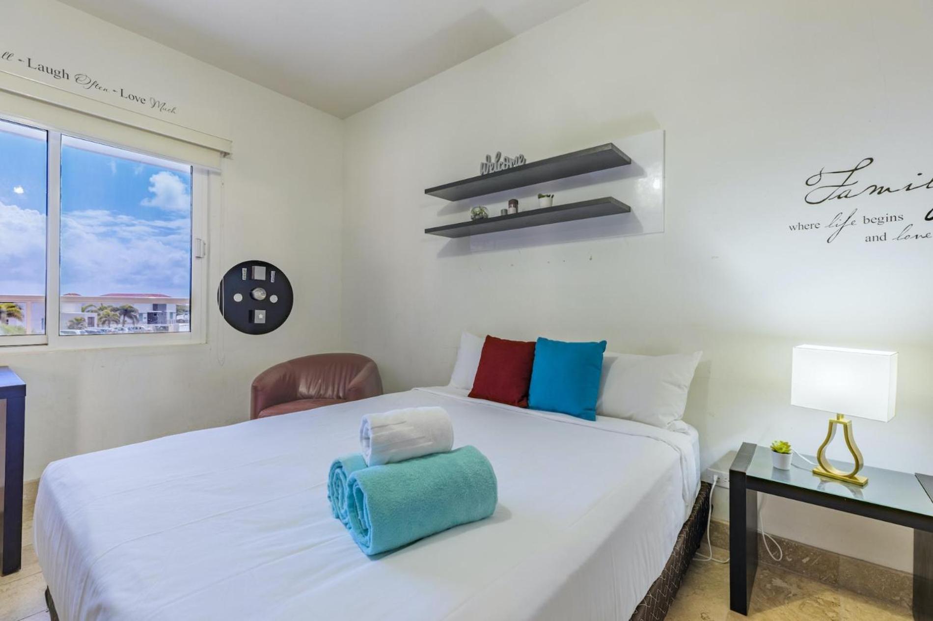 4 Bedrooms modern Condo at walking distance from Eagle beach