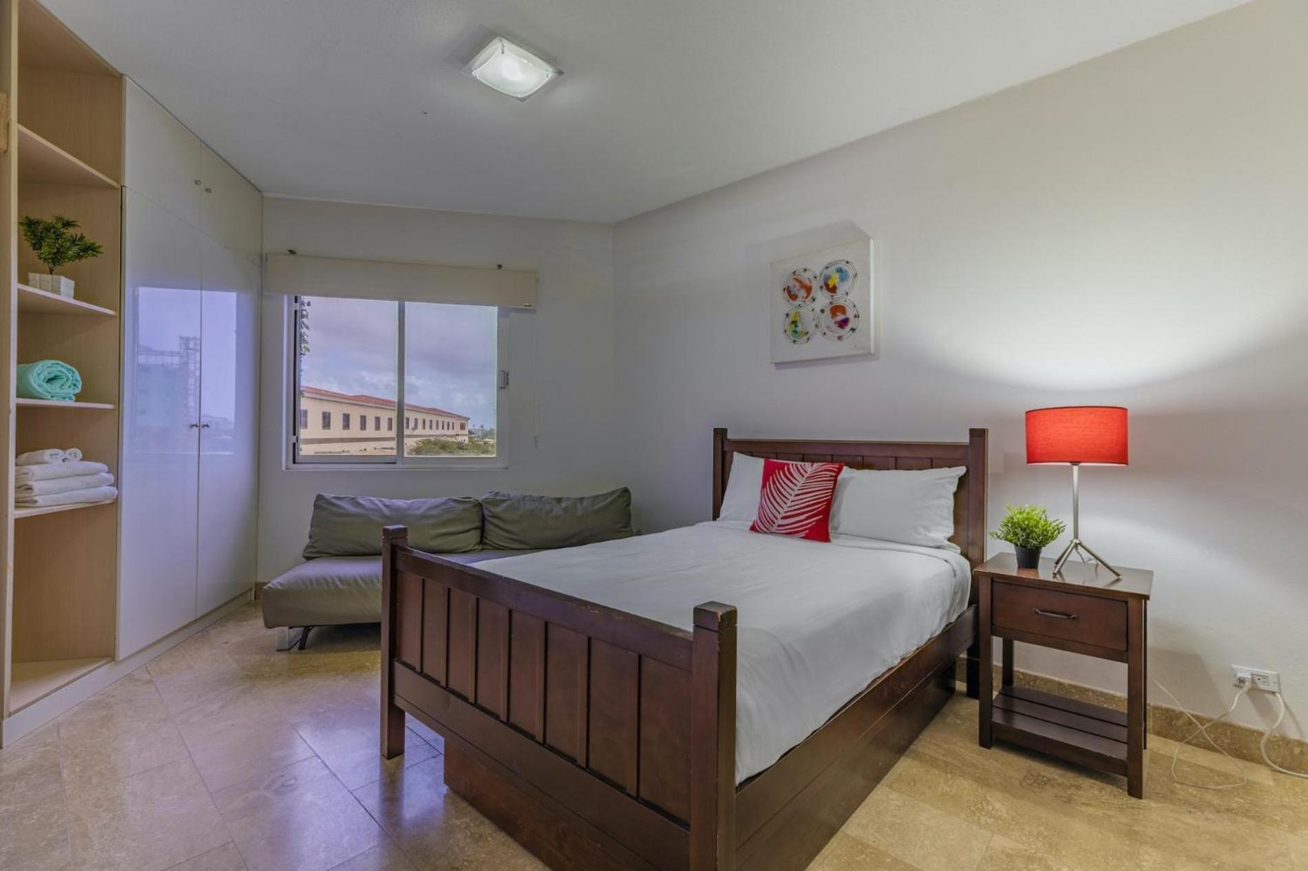 4 Bedrooms modern Condo at walking distance from Eagle beach