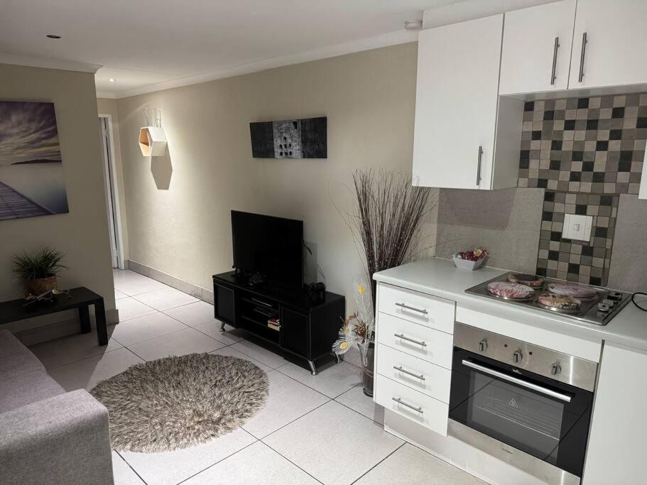 Secure cottage with Wifi and PLEX OR Tambo Airport view 3