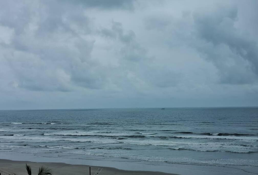 Refúgio na PG Apto Pé na Areia