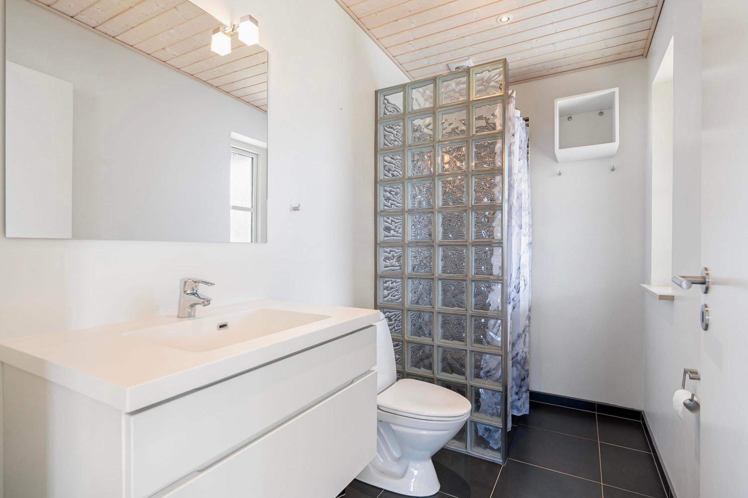 Spacious Holiday Home Near Ebeltoft Ideal For 10 People view 5