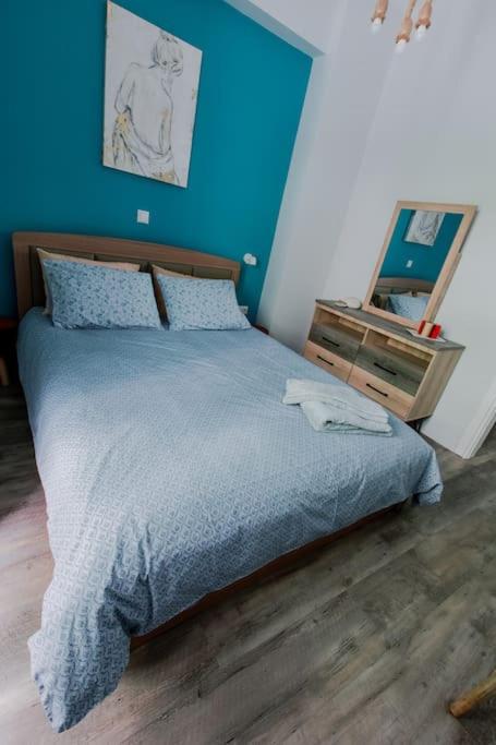 Design drop in Athens ' center photo 3