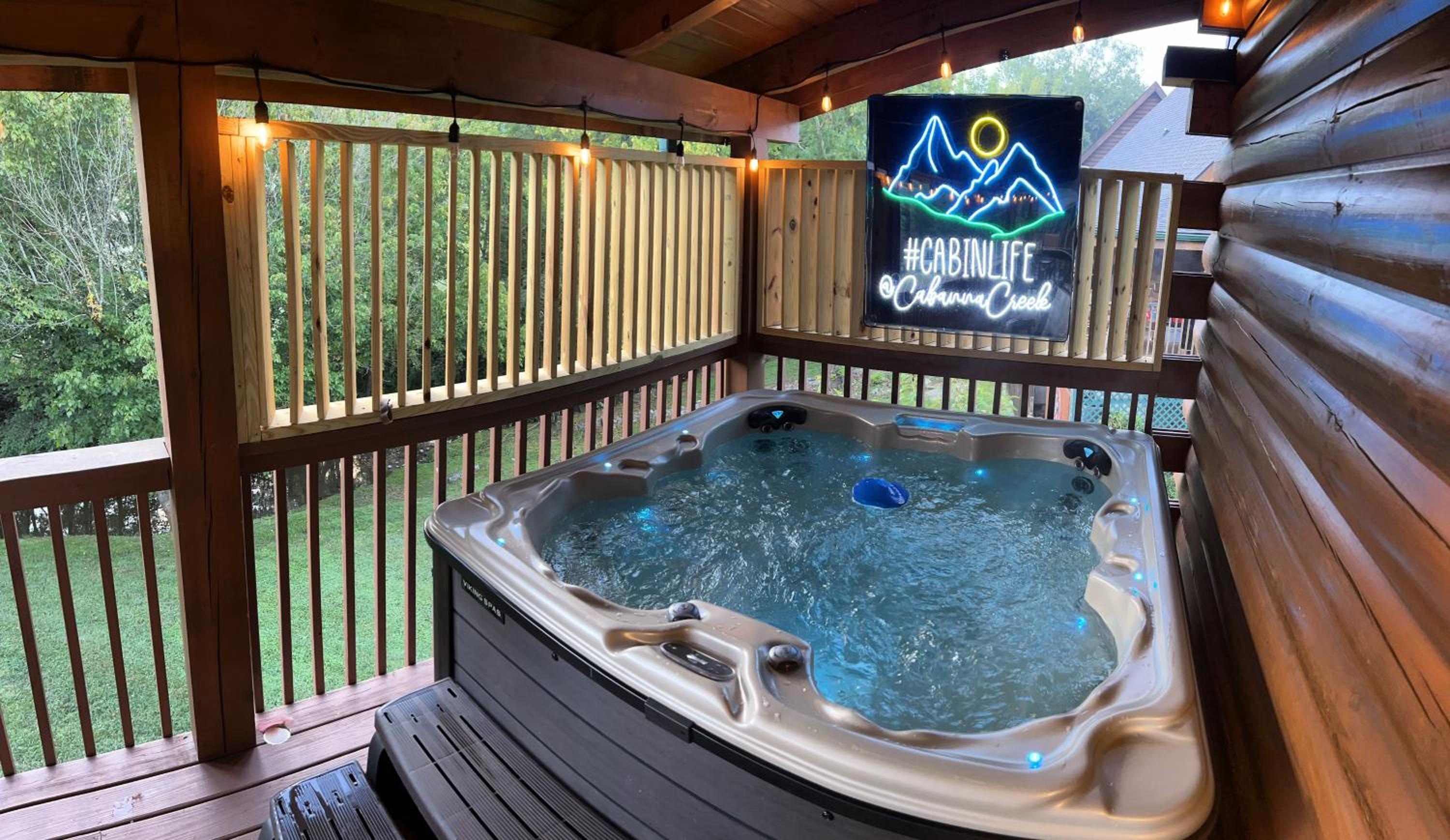 Cabin with New Hot Tub, Near Dollywood .2BD.2BA.Sleeps6.BBQ view 3