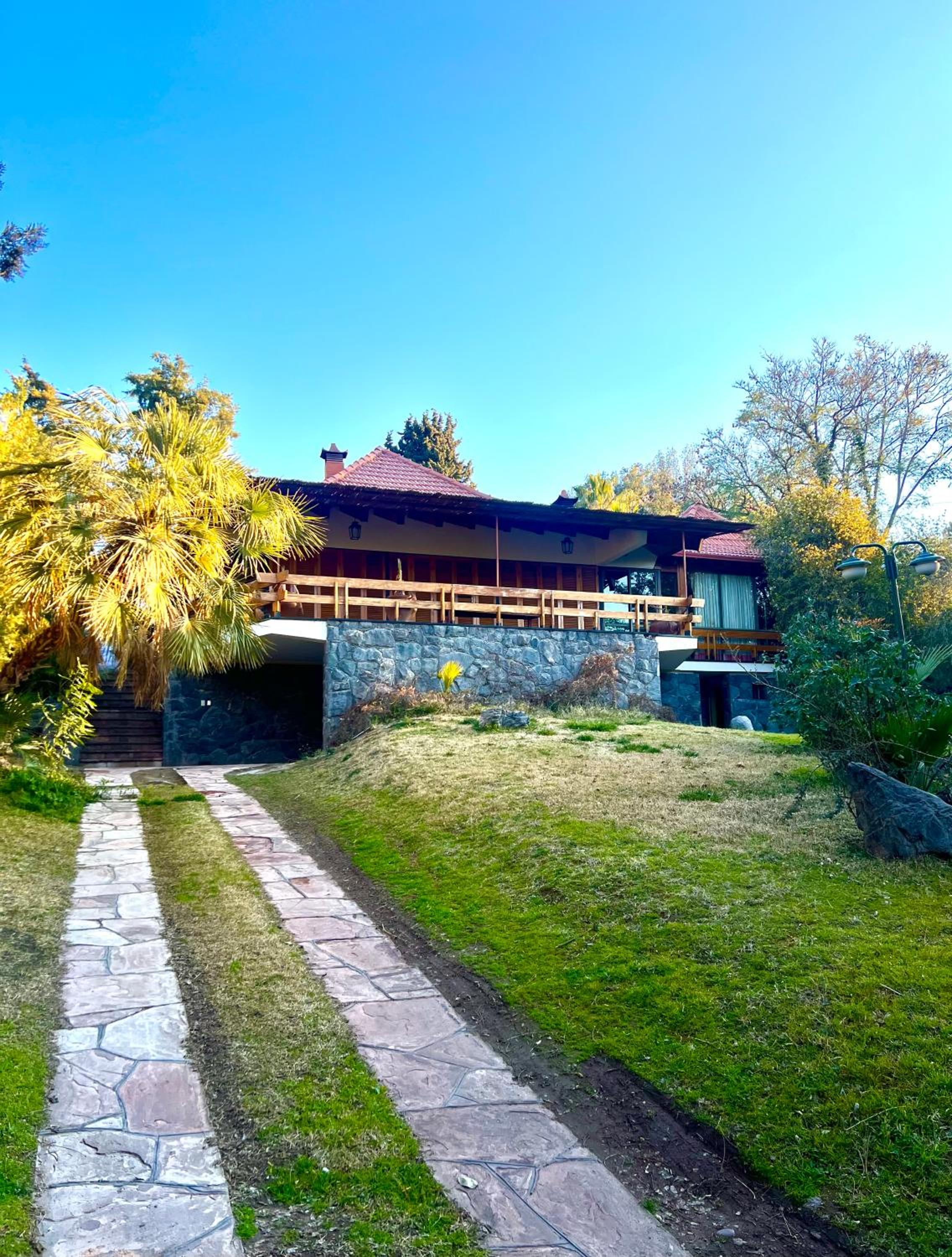 Lujosa casa en la mejor zona de chacras, Mendoza, con piscina, jardín y quincho