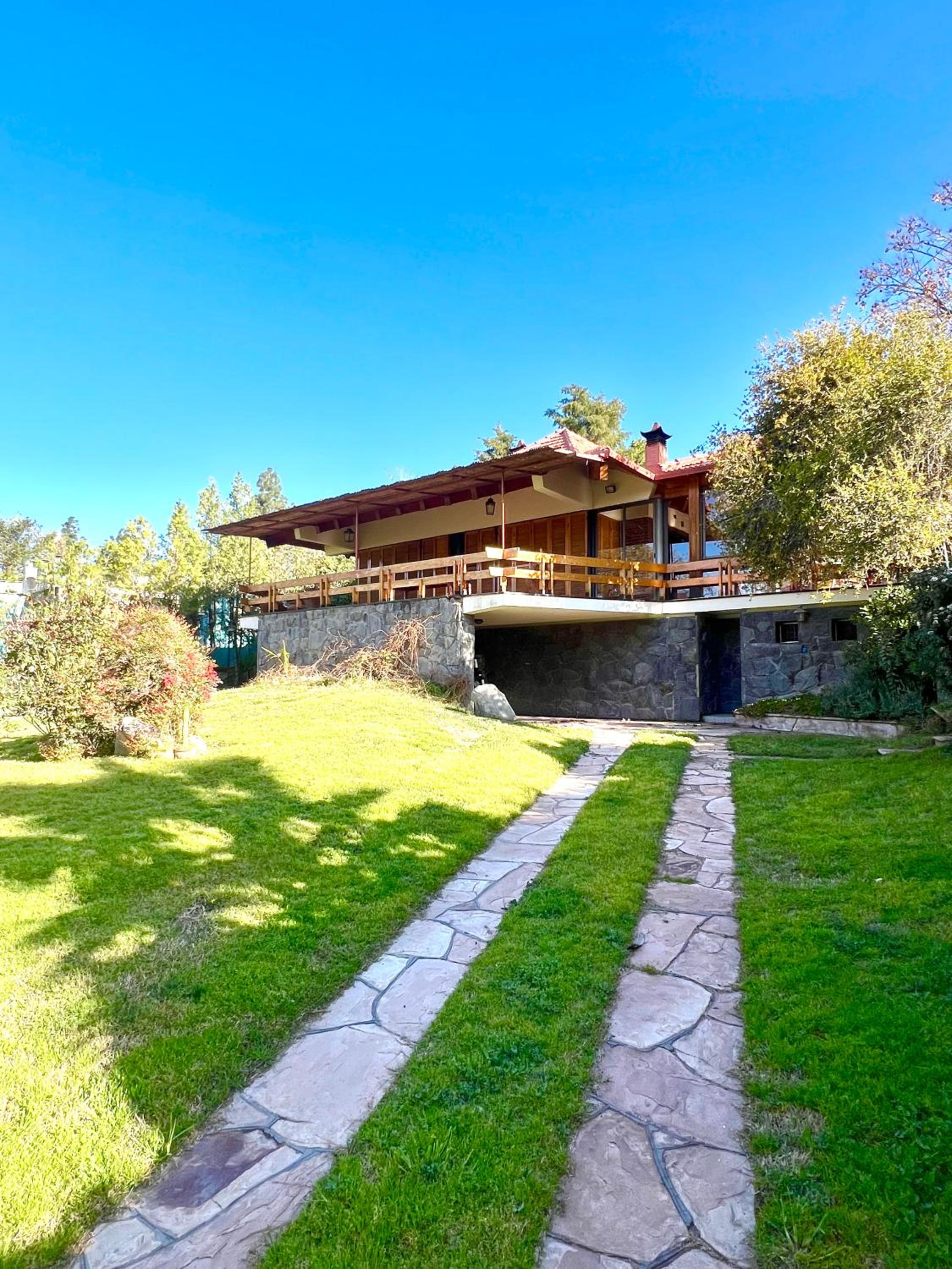 Lujosa casa en la mejor zona de chacras, Mendoza, con piscina, jardín y quincho