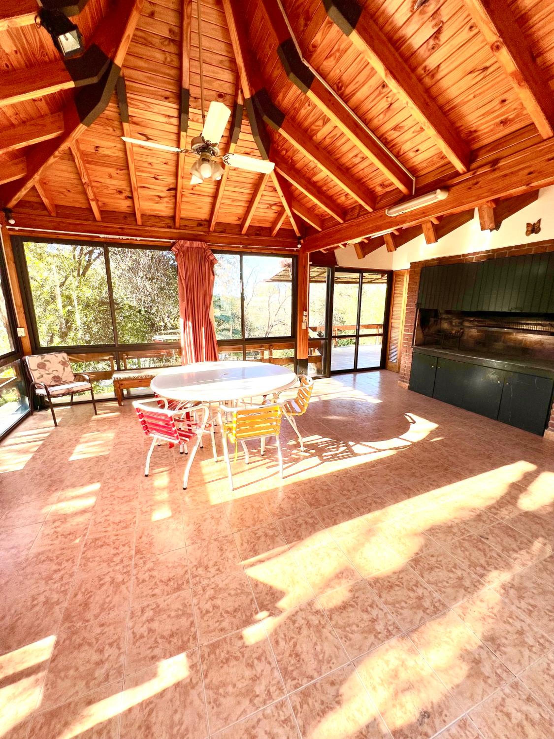 Lujosa casa en la mejor zona de chacras, Mendoza, con piscina, jardín y quincho