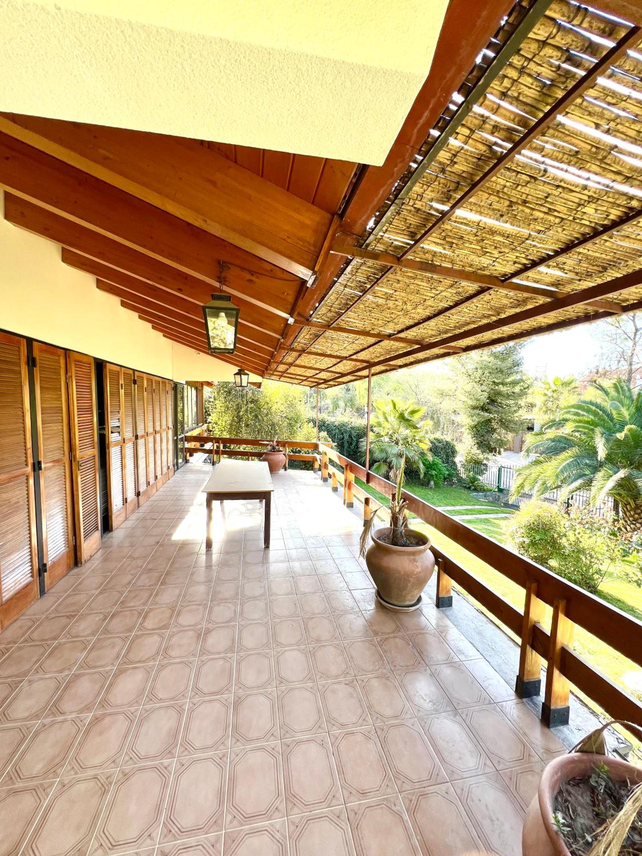 Lujosa casa en la mejor zona de chacras, Mendoza, con piscina, jardín y quincho