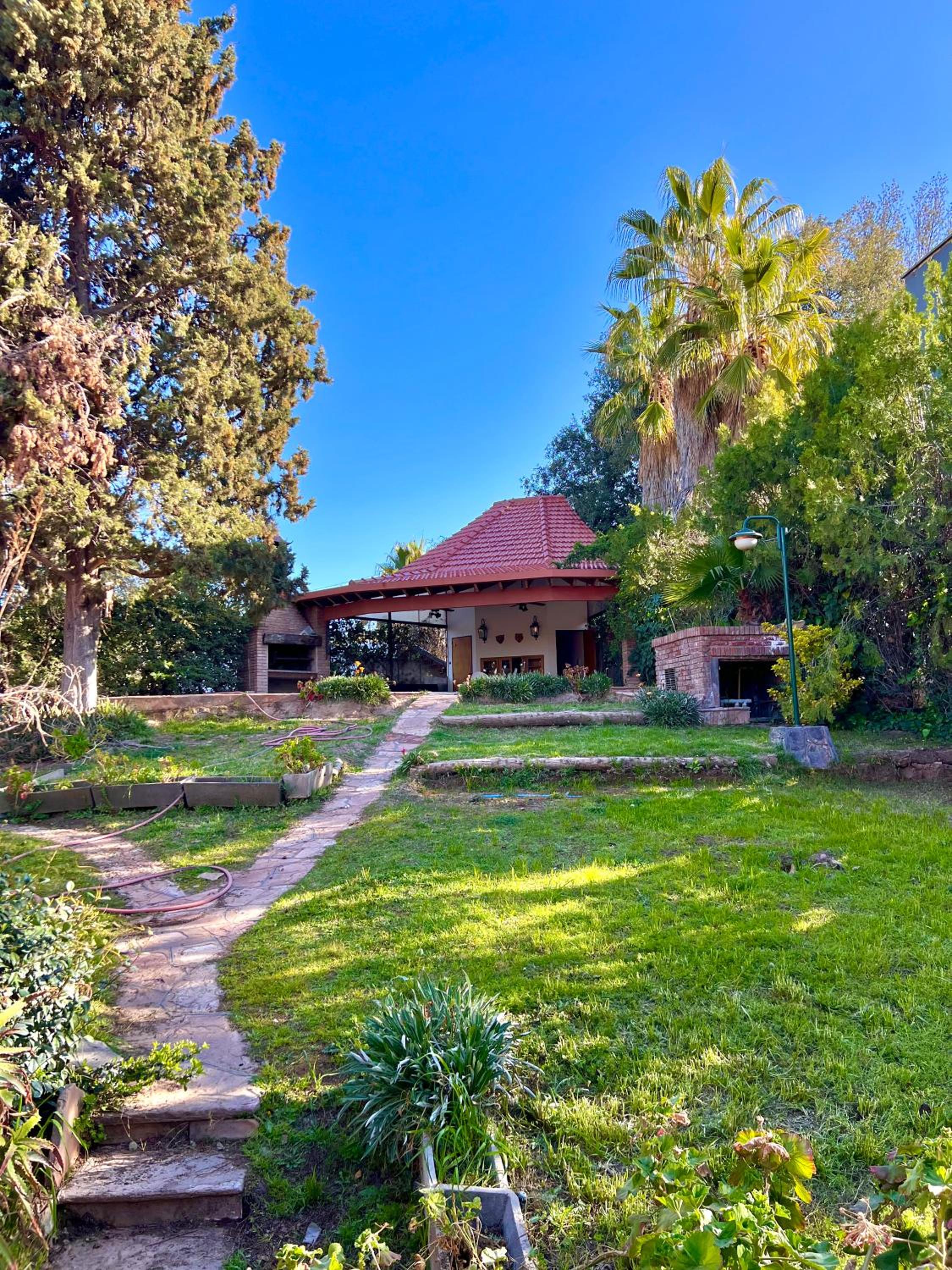 Lujosa casa en la mejor zona de chacras, Mendoza, con piscina, jardín y quincho