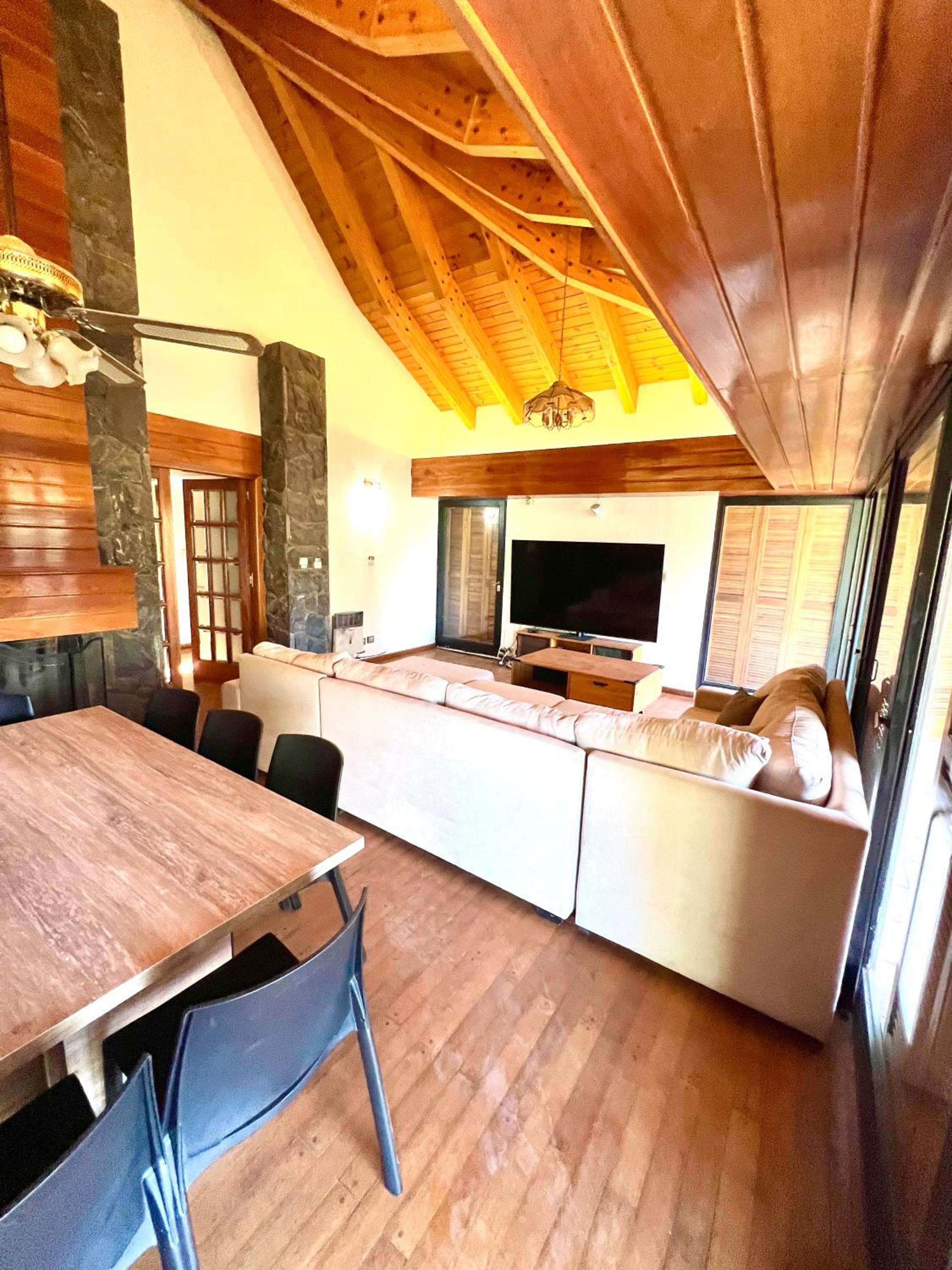 Lujosa casa en la mejor zona de chacras, Mendoza, con piscina, jardín y quincho