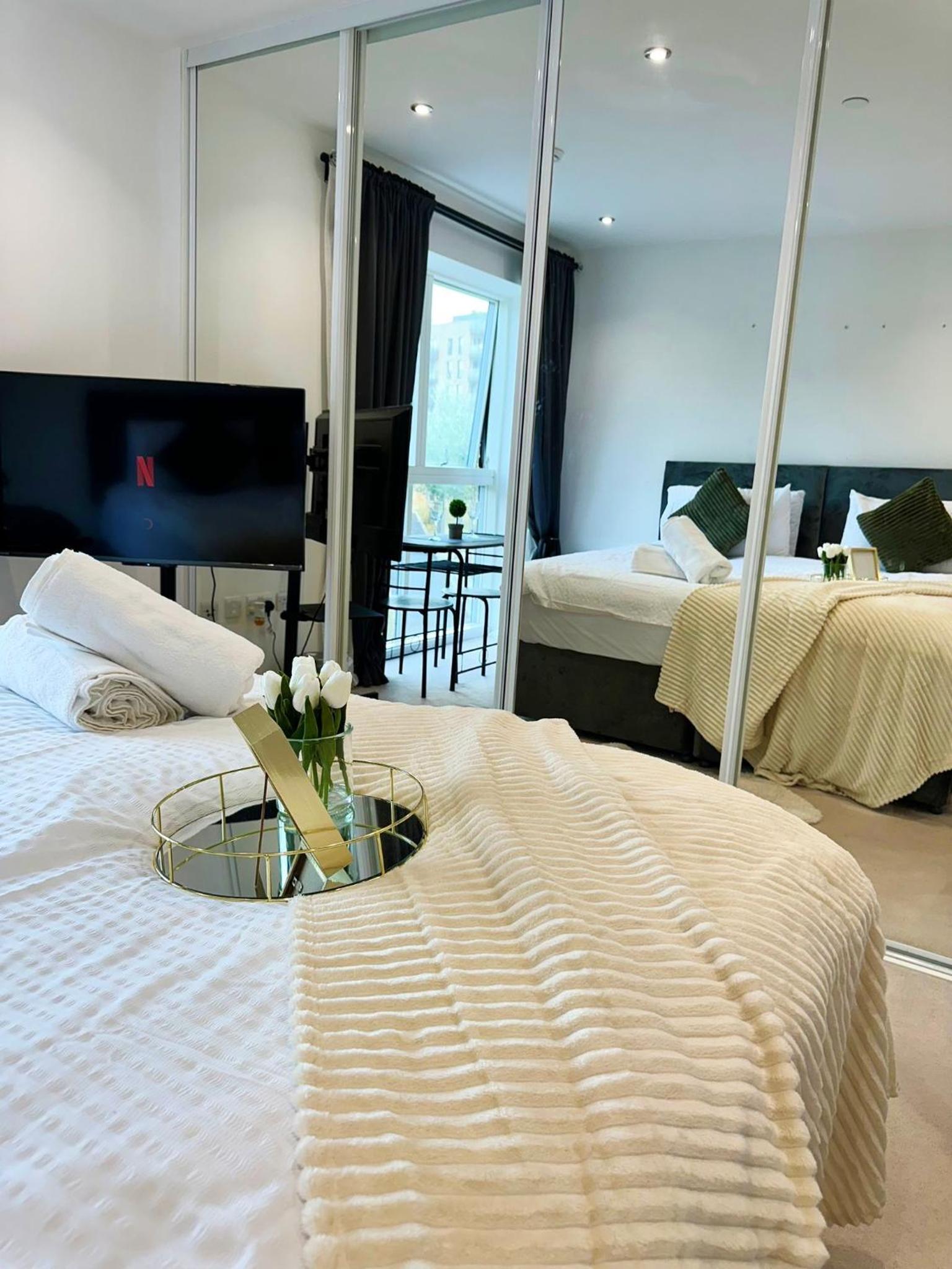 Kayz Lodge- Luxury Ensuite-Private & Shared Accommodation in a New House at the Olympic village overlooking Stratford Westfield and Tube Station