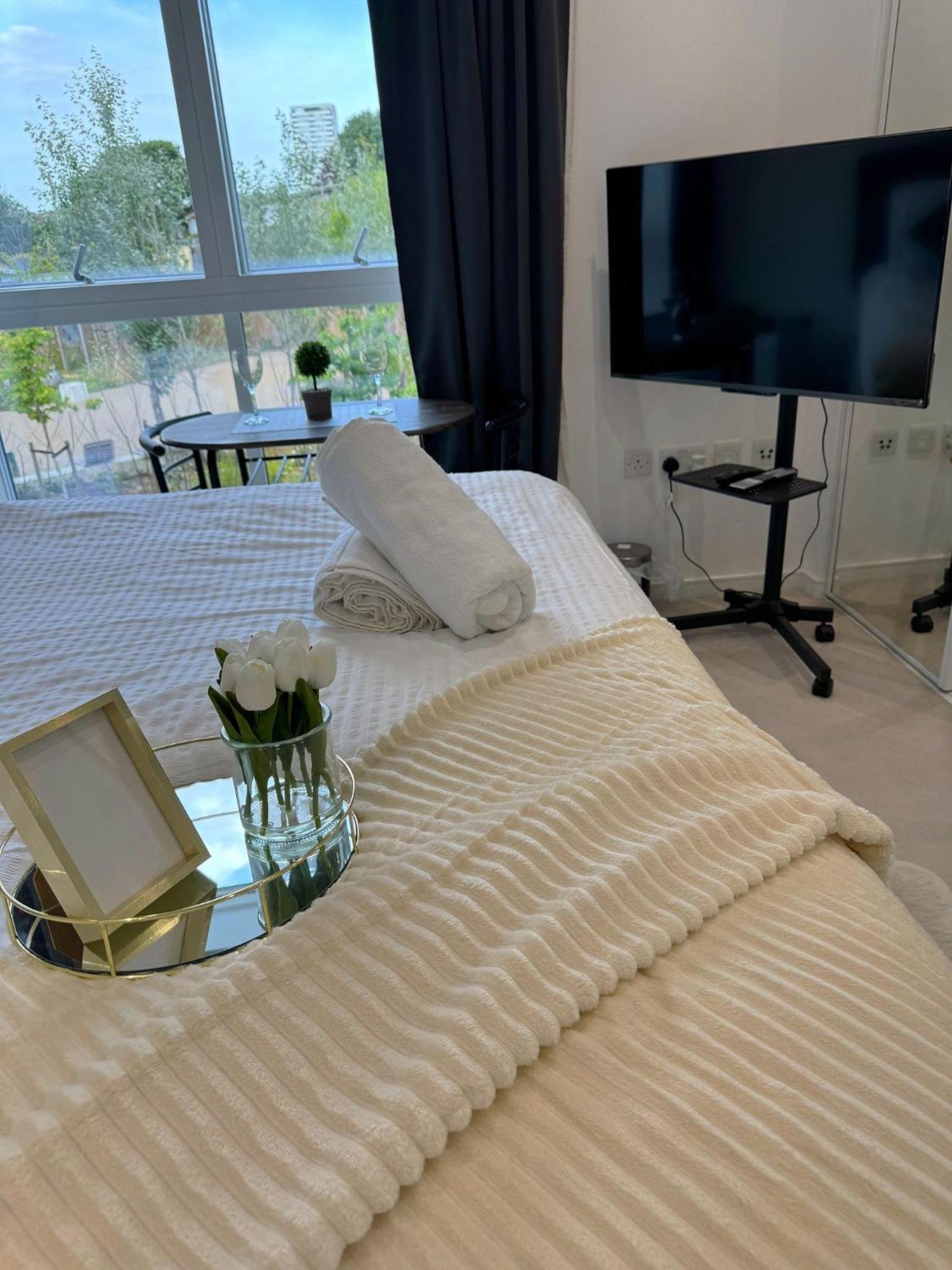 Kayz Lodge- Luxury Ensuite-Private & Shared Accommodation in a New House at the Olympic village overlooking Stratford Westfield and Tube Station