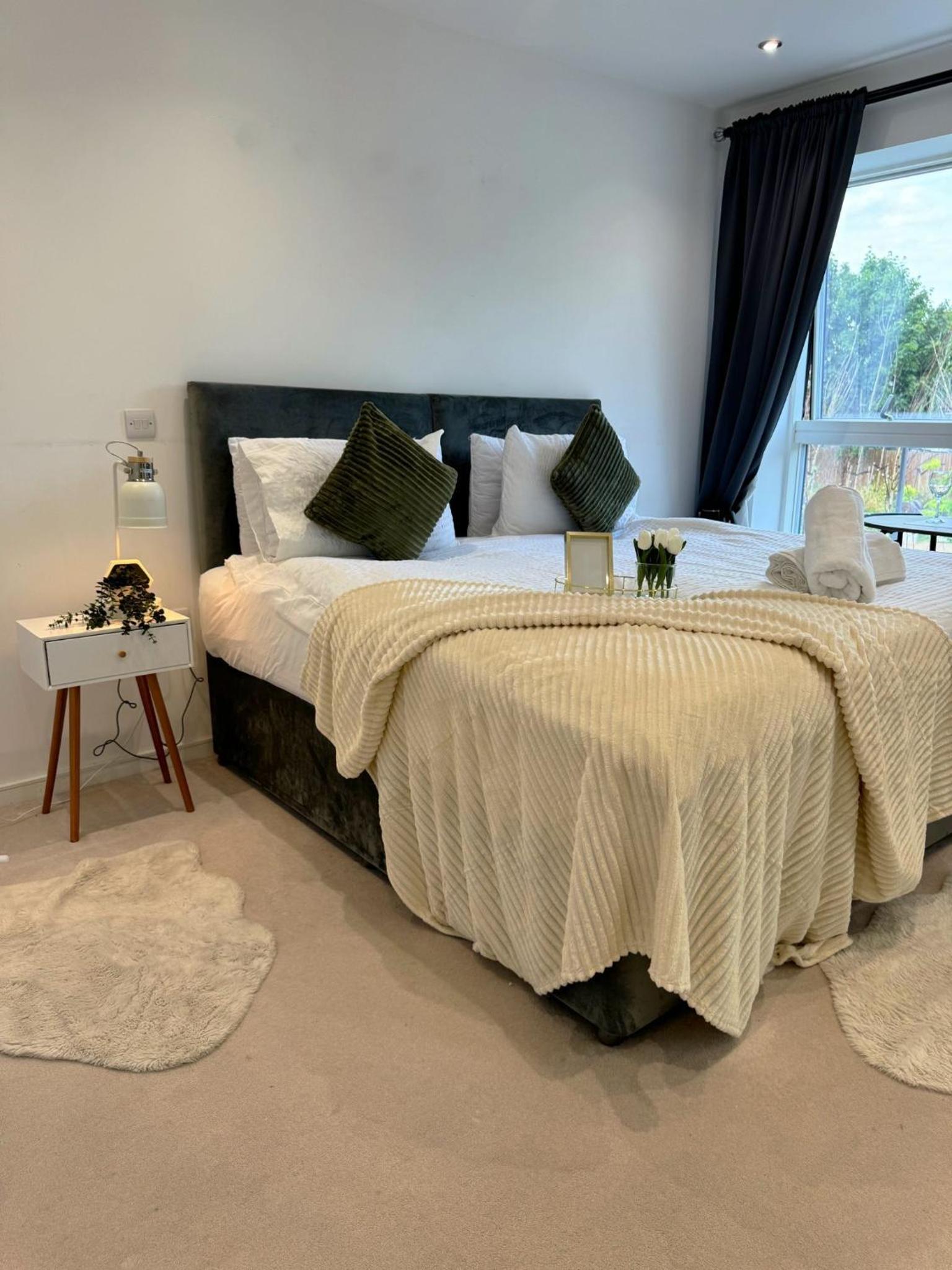 Kayz Lodge- Luxury Ensuite-Private & Shared Accommodation in a New House at the Olympic village overlooking Stratford Westfield and Tube Station