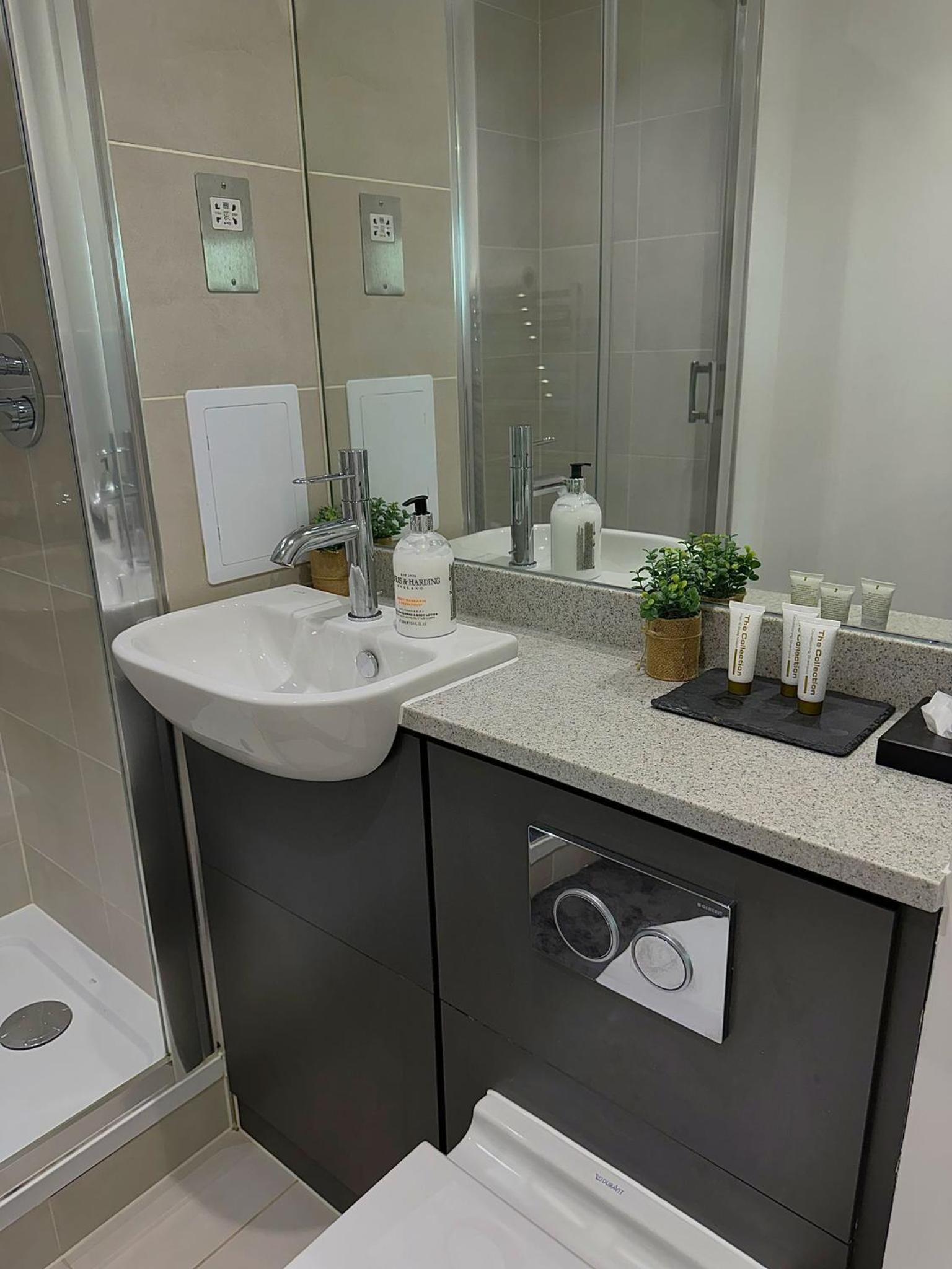 Kayz Lodge- Luxury Ensuite-Private & Shared Accommodation in a New House at the Olympic village overlooking Stratford Westfield and Tube Station