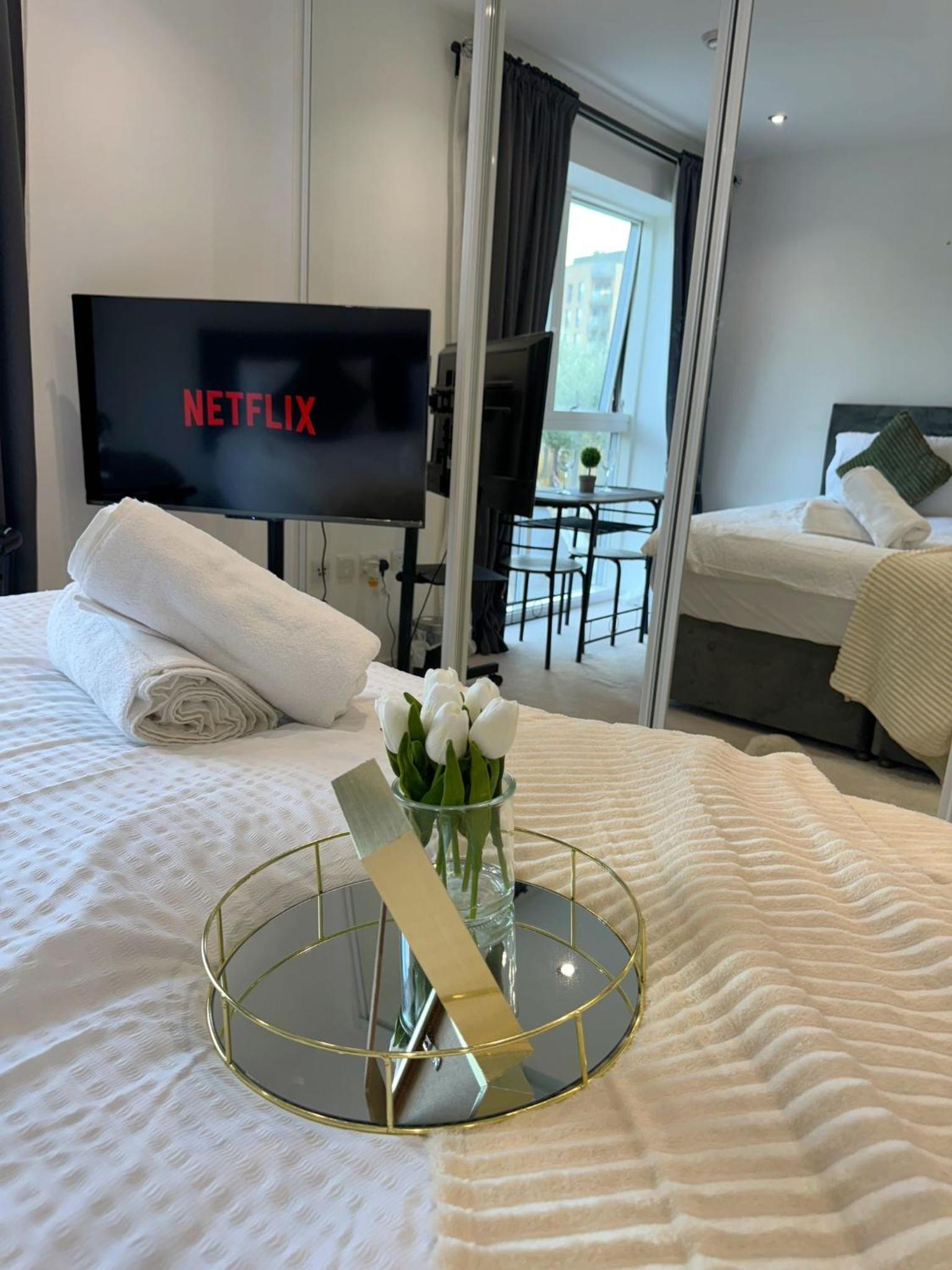 Kayz Lodge- Luxury Ensuite-Private & Shared Accommodation in a New House at the Olympic village overlooking Stratford Westfield and Tube Station