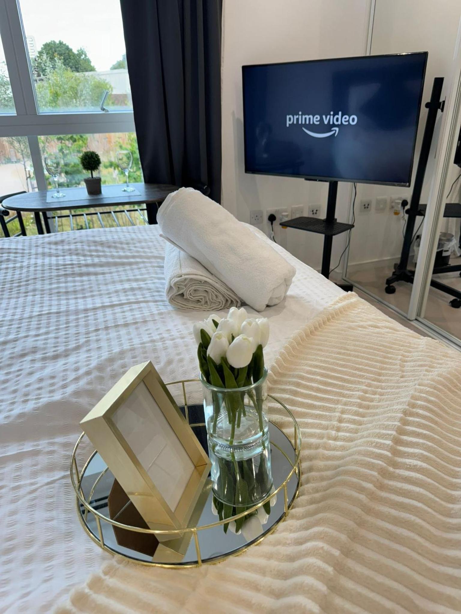 Kayz Lodge- Luxury Ensuite-Private & Shared Accommodation in a New House at the Olympic village overlooking Stratford Westfield and Tube Station