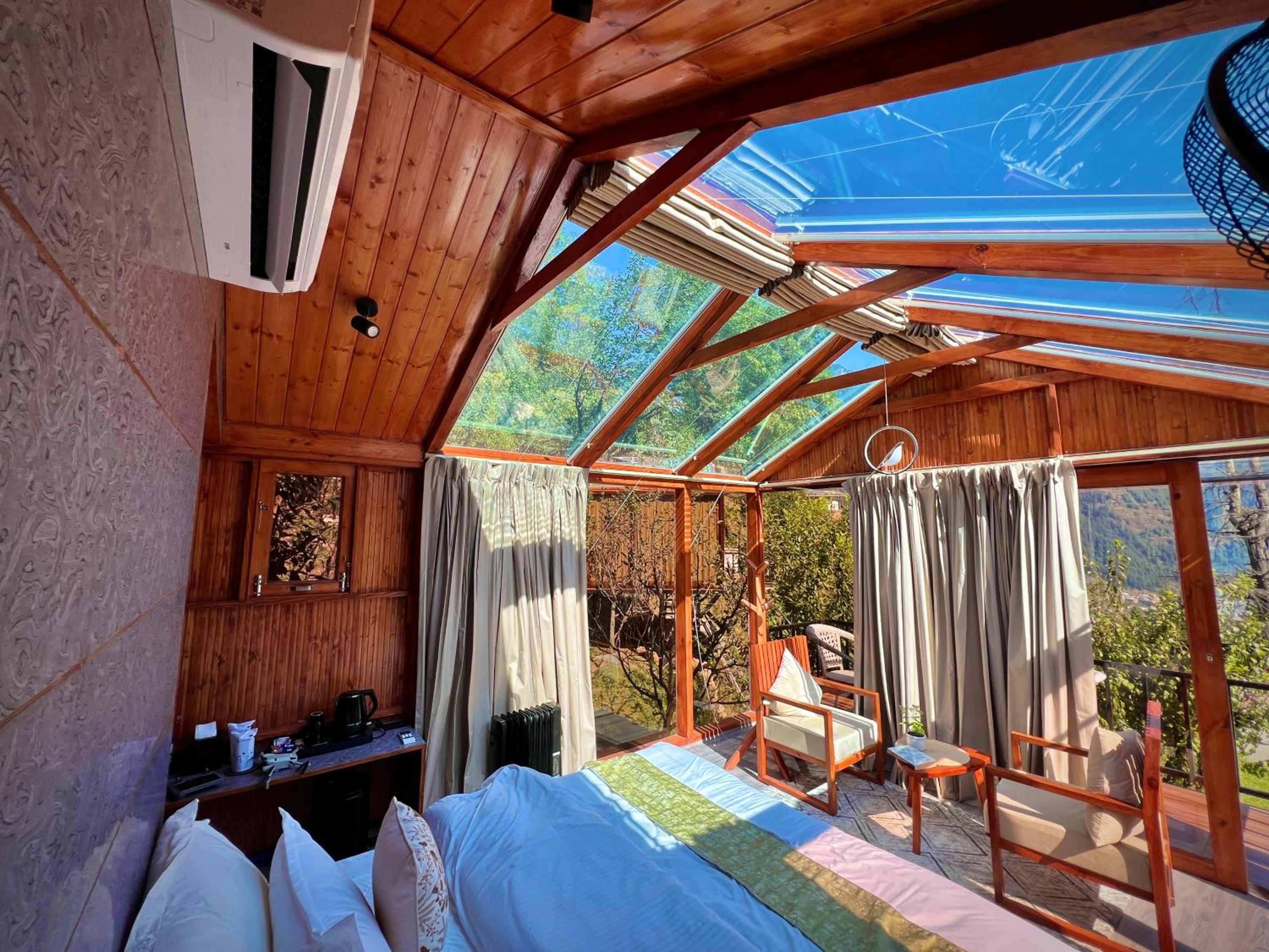 Glass Cabins by Urban Monk