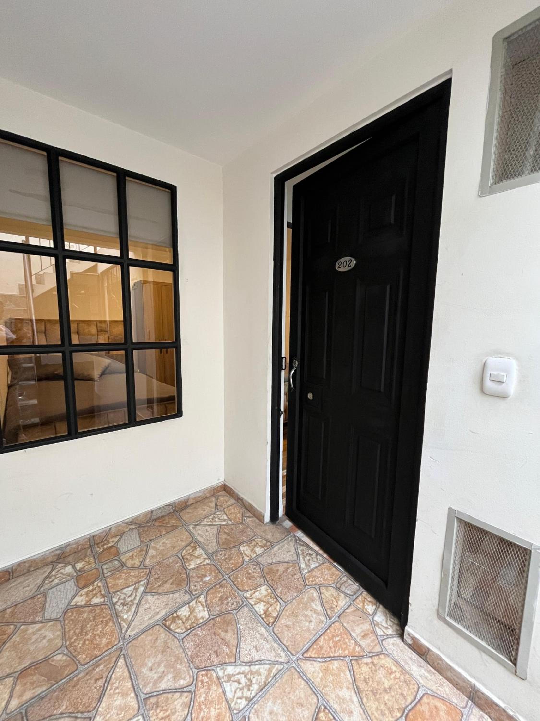 Hermoso apartamento cerca al aeropuerto 202