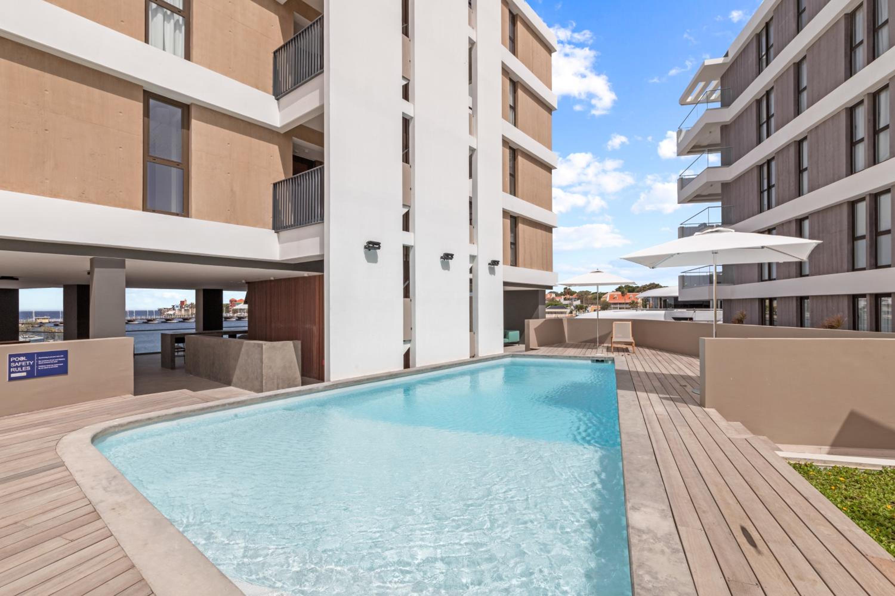 The Wharf 7E city apartment, overlooking Annabay, downtown Willemstad