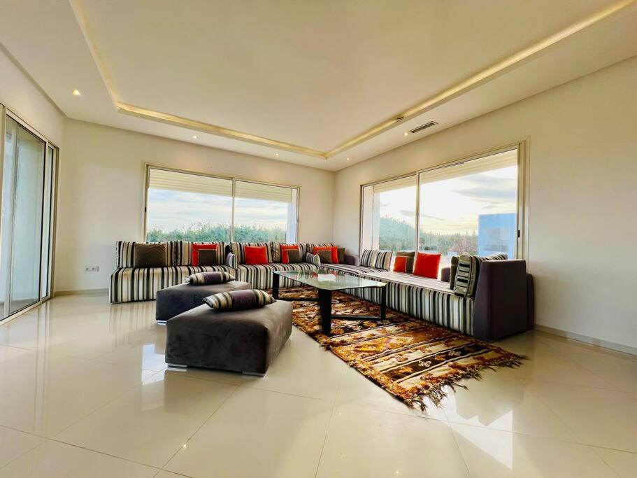 Riverside 3BR Farm - Pool & Stunning Views
