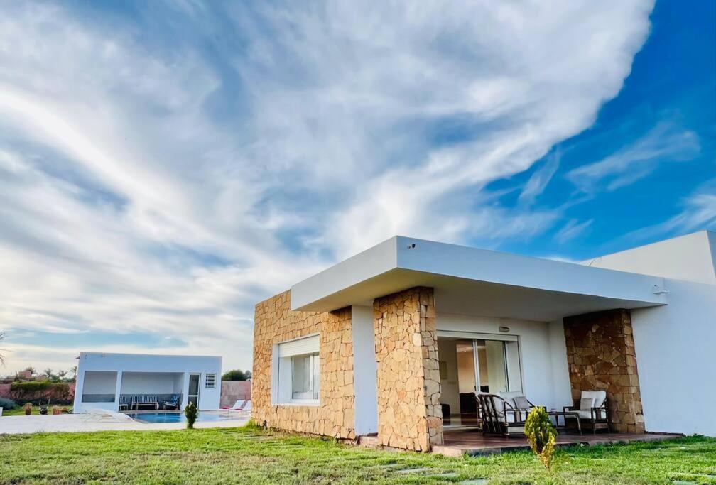 Riverside 3BR Farm - Pool & Stunning Views