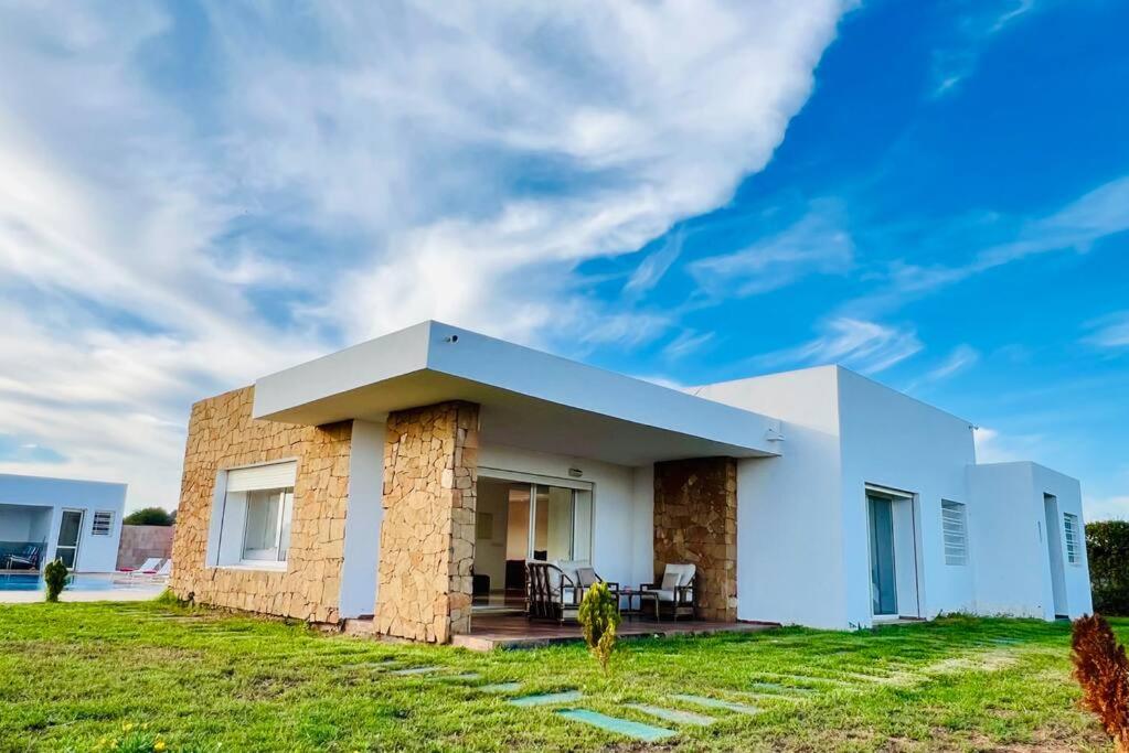 Riverside 3BR Farm - Pool & Stunning Views