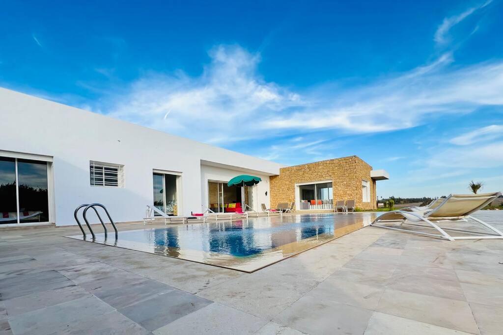 Riverside 3BR Farm - Pool & Stunning Views