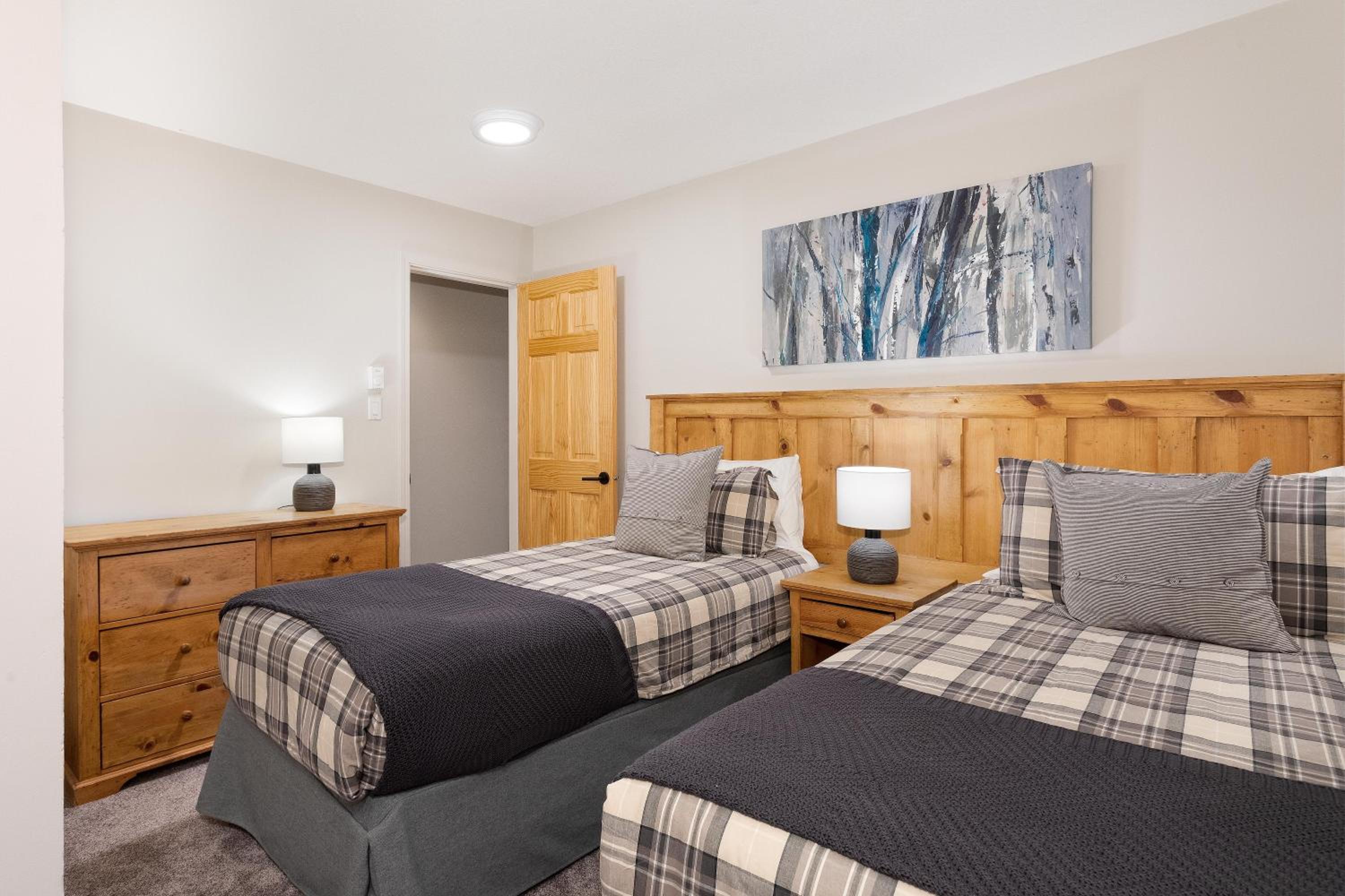 Gleneagle 14 | Family-Friendly Townhome with Parking & Free Village Shuttle