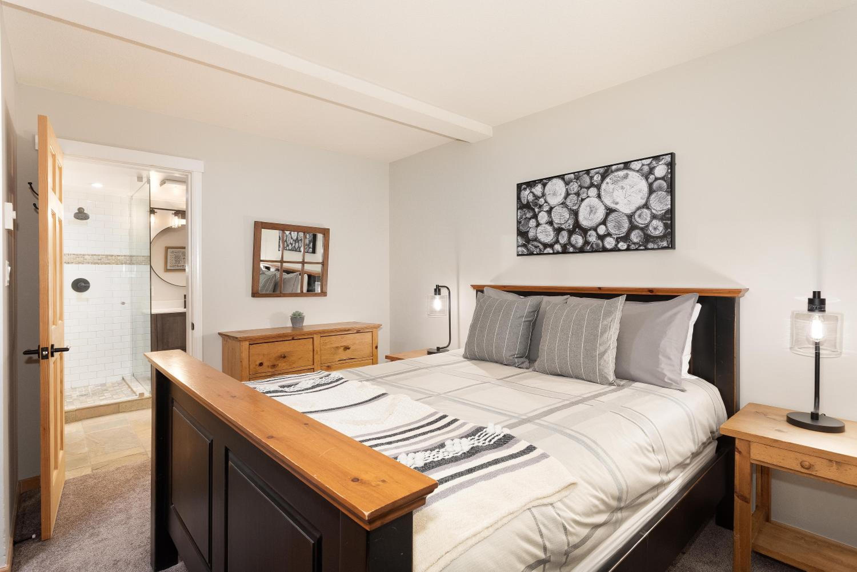 Gleneagle 14 | Family-Friendly Townhome with Parking & Free Village Shuttle