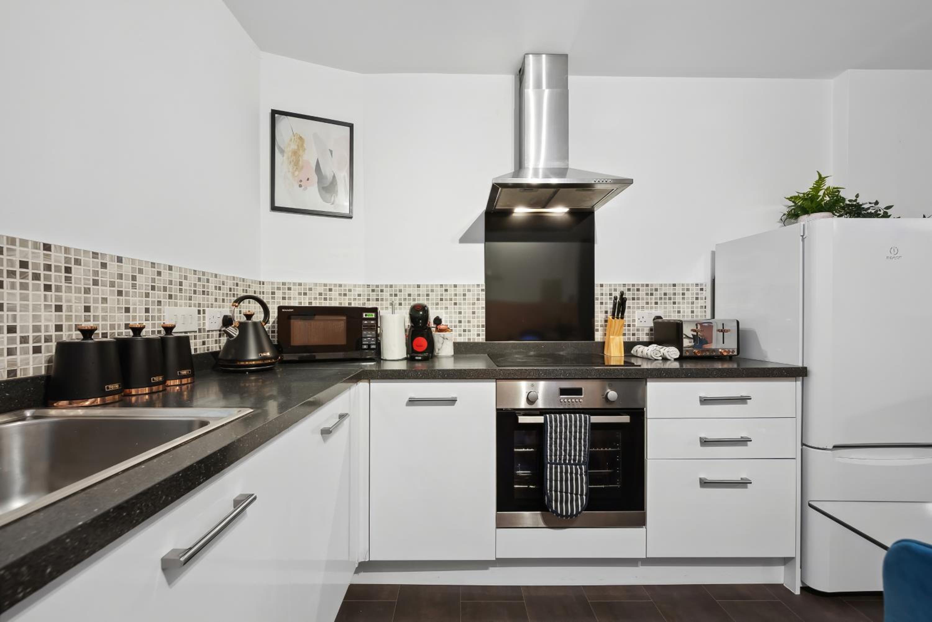 Corinium Lodge - town centre apartment