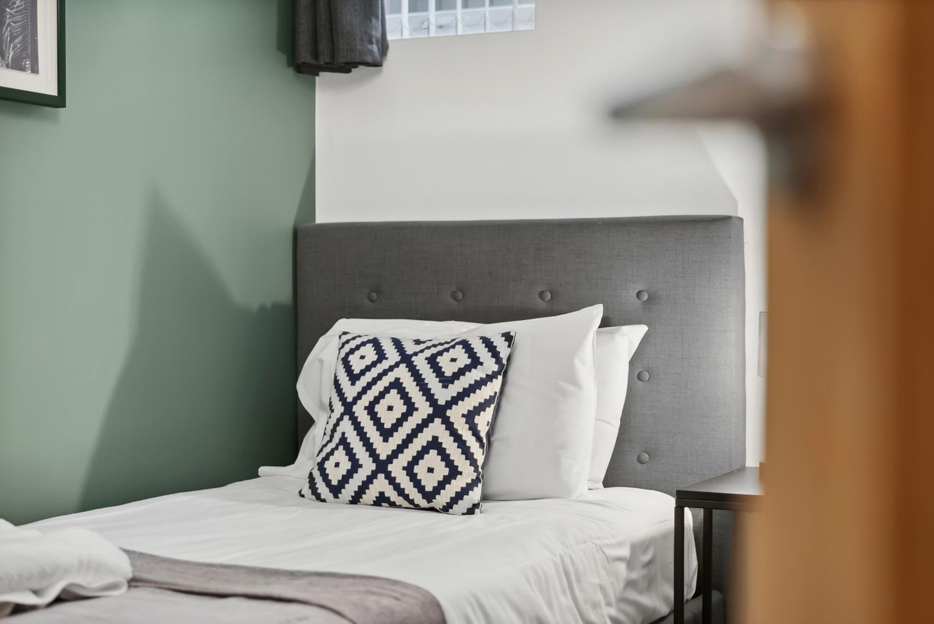 Corinium Lodge - town centre apartment