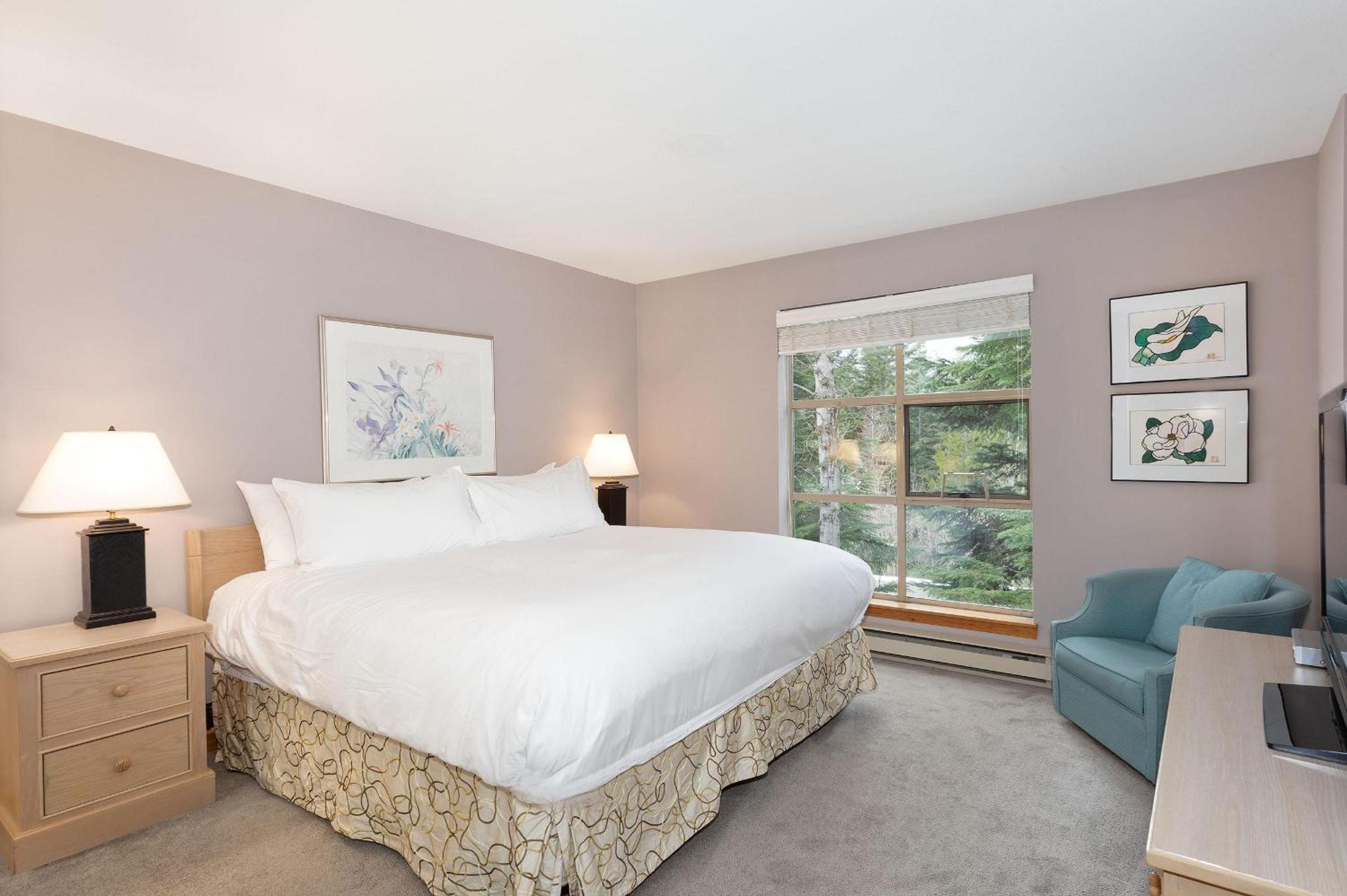 Forest Trails 9 - Walk or Shuttle to Skiing, Fireplace, Private Garage, Free Parking