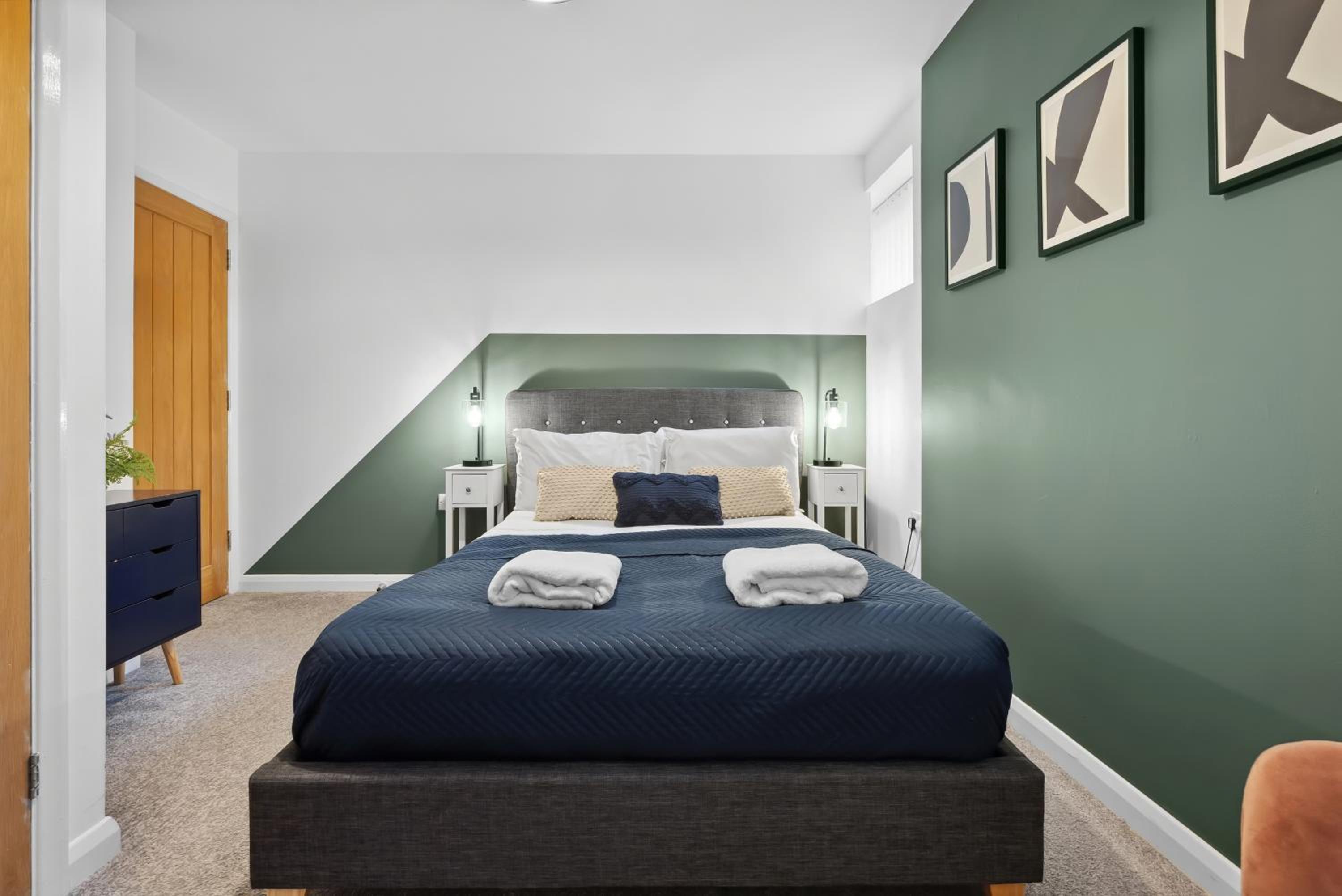 Corinium Lodge - town centre apartment