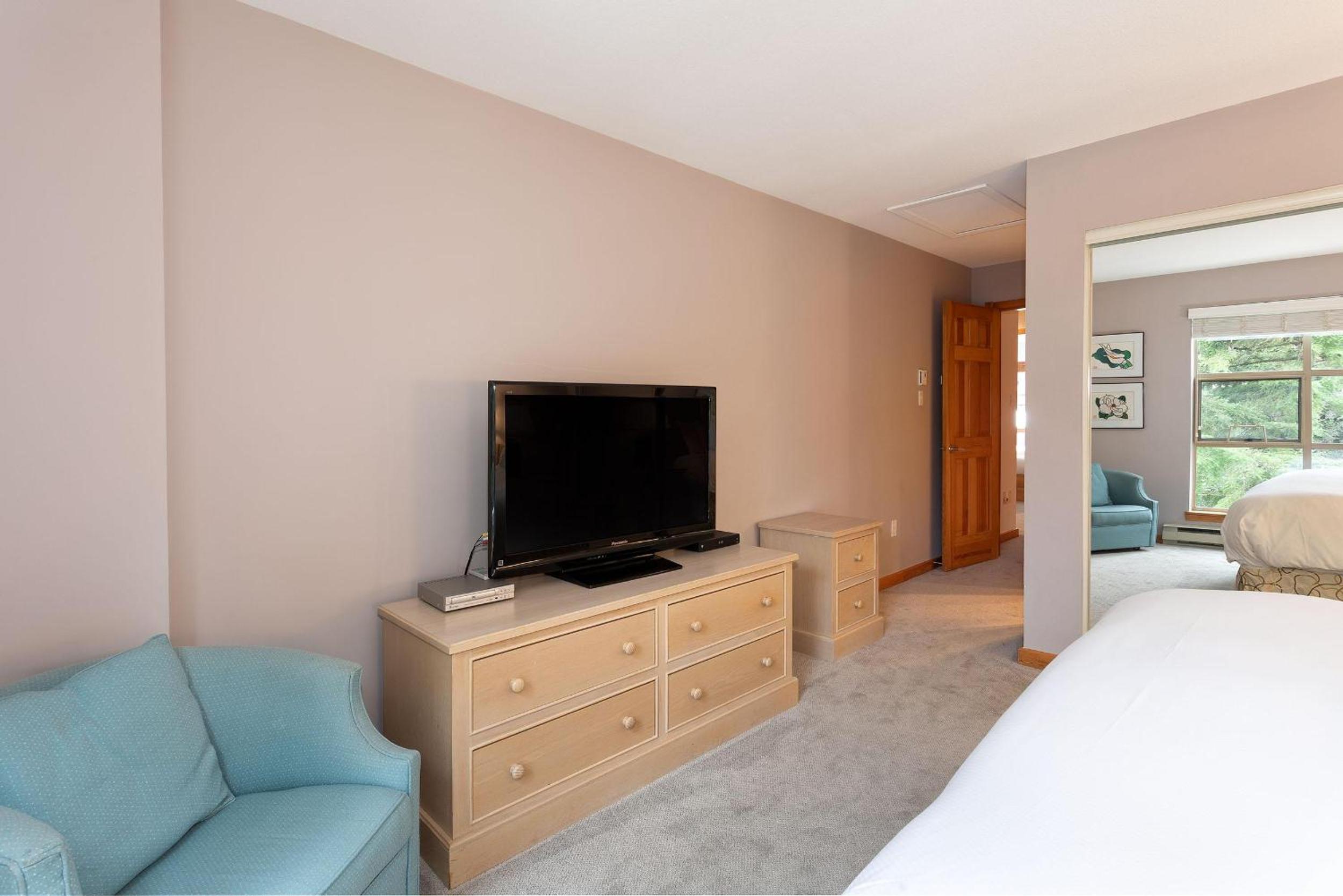 Forest Trails 9 - Walk or Shuttle to Skiing, Fireplace, Private Garage, Free Parking