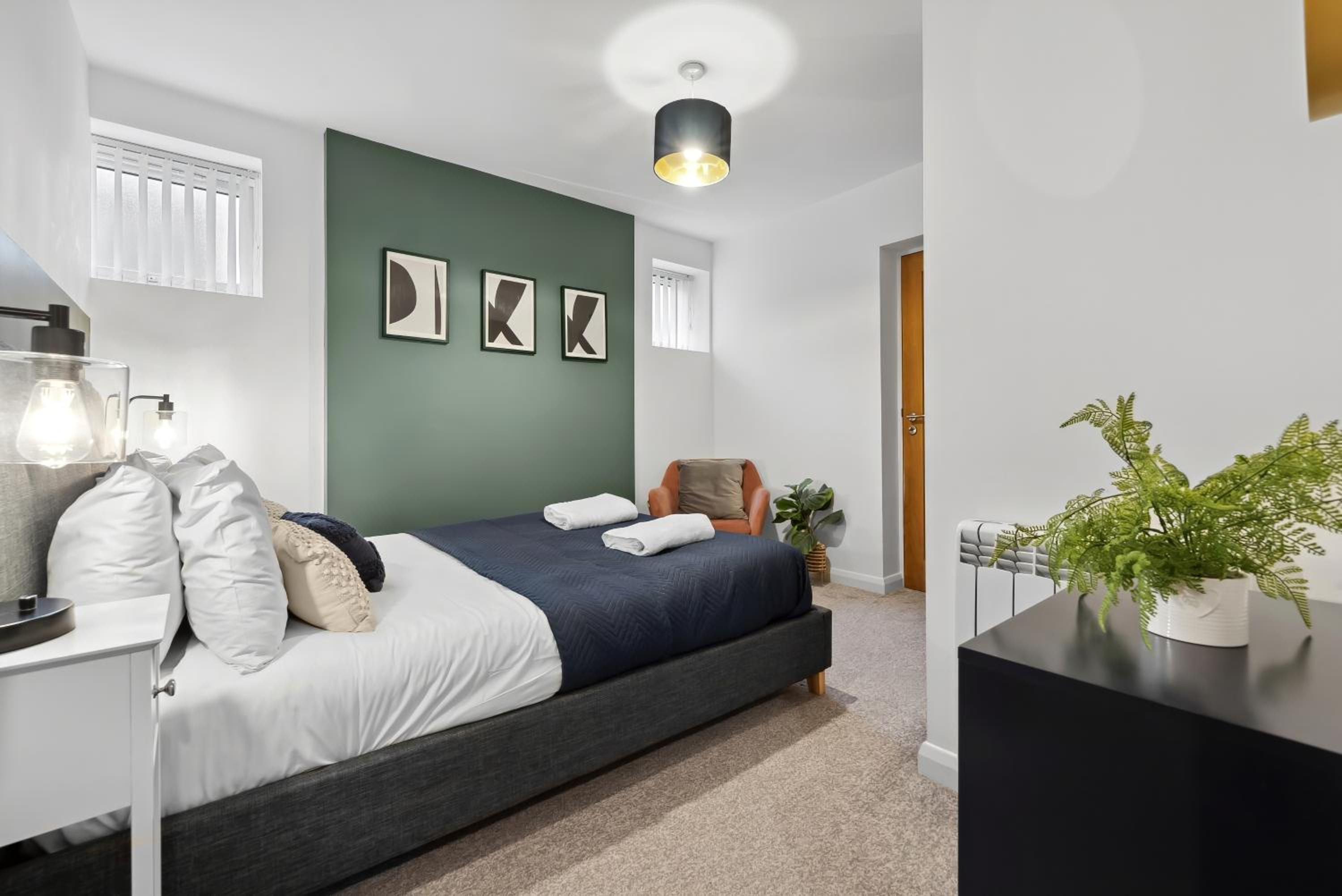 Corinium Lodge - town centre apartment