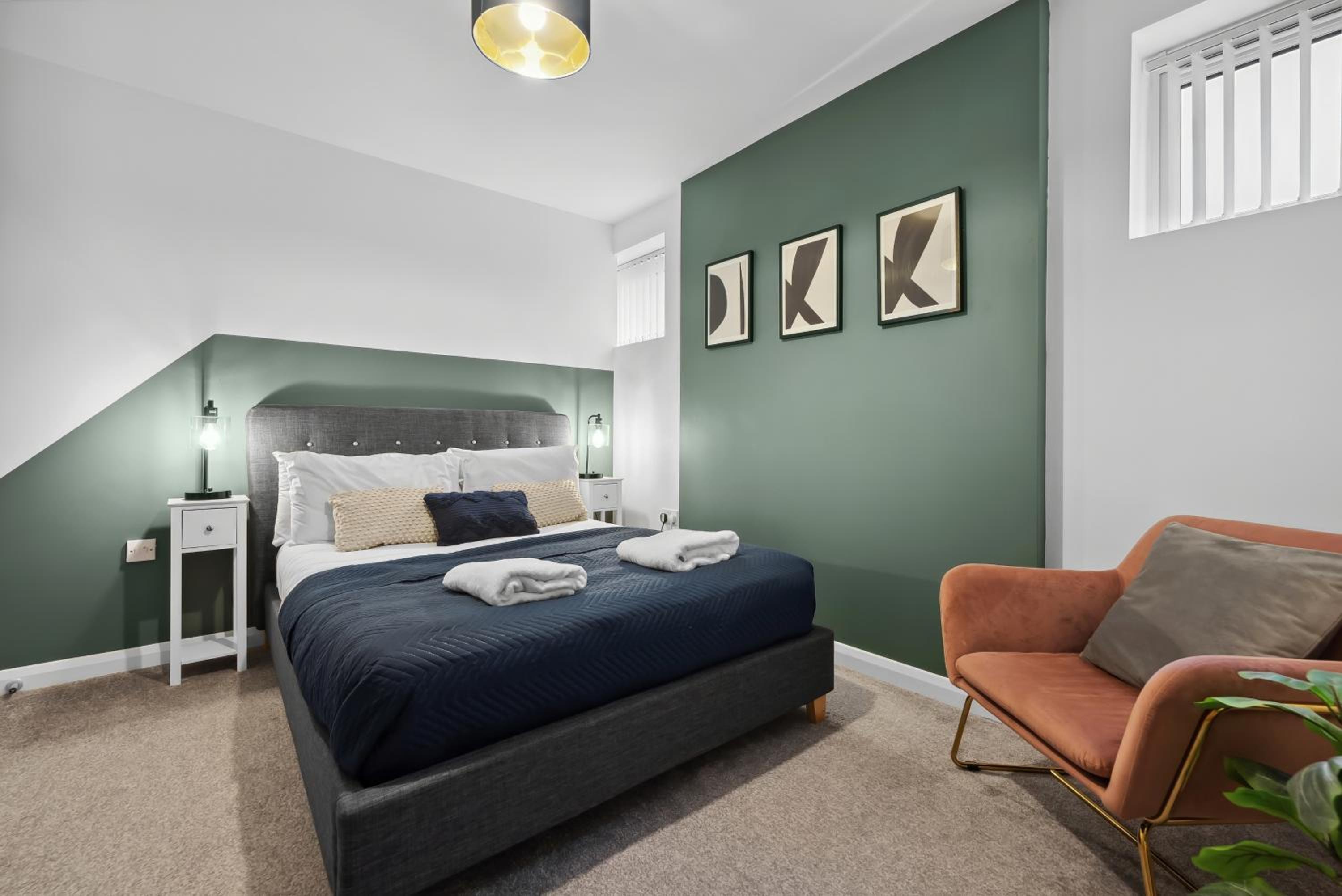 Corinium Lodge - town centre apartment