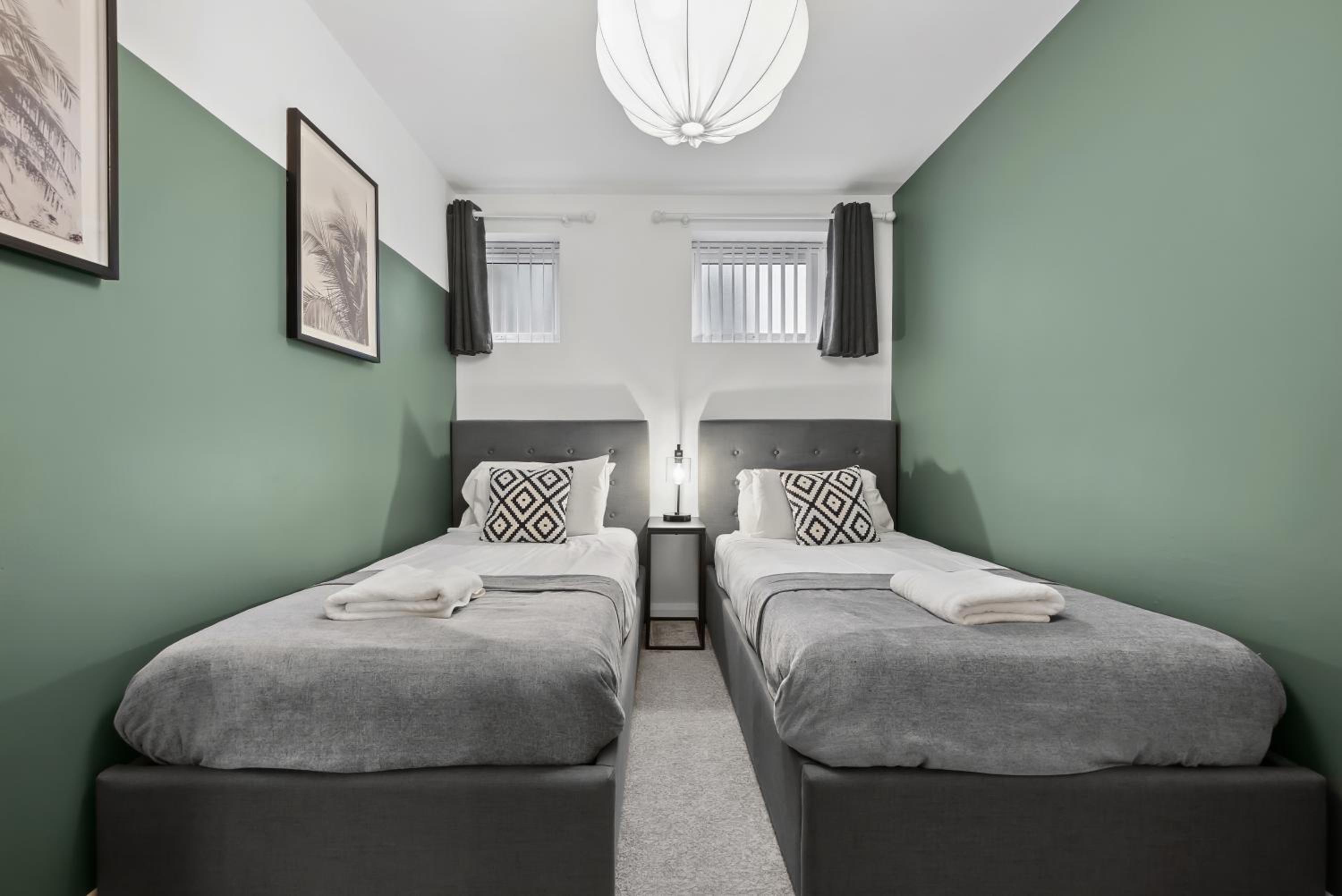 Corinium Lodge - town centre apartment