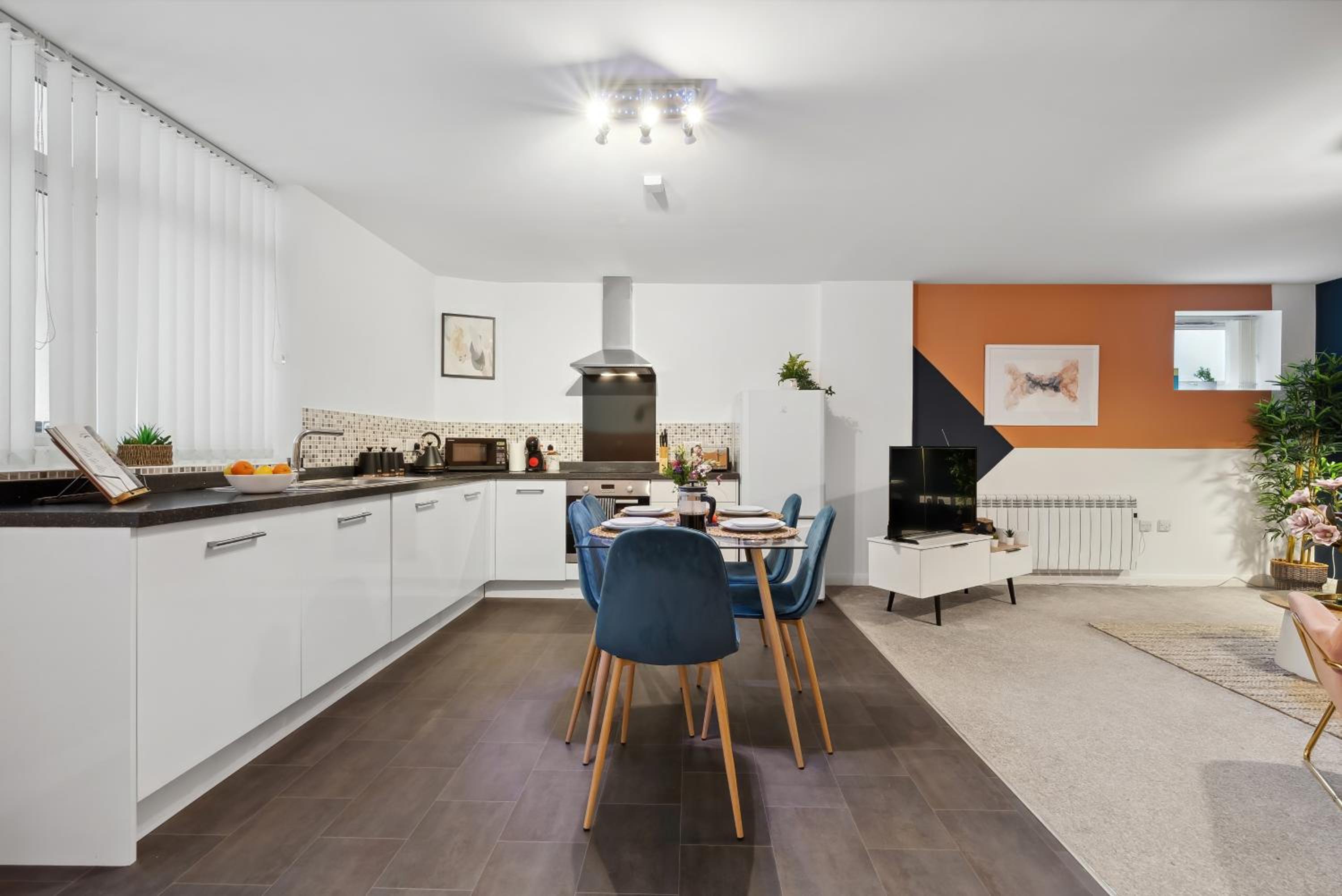 Corinium Lodge - town centre apartment