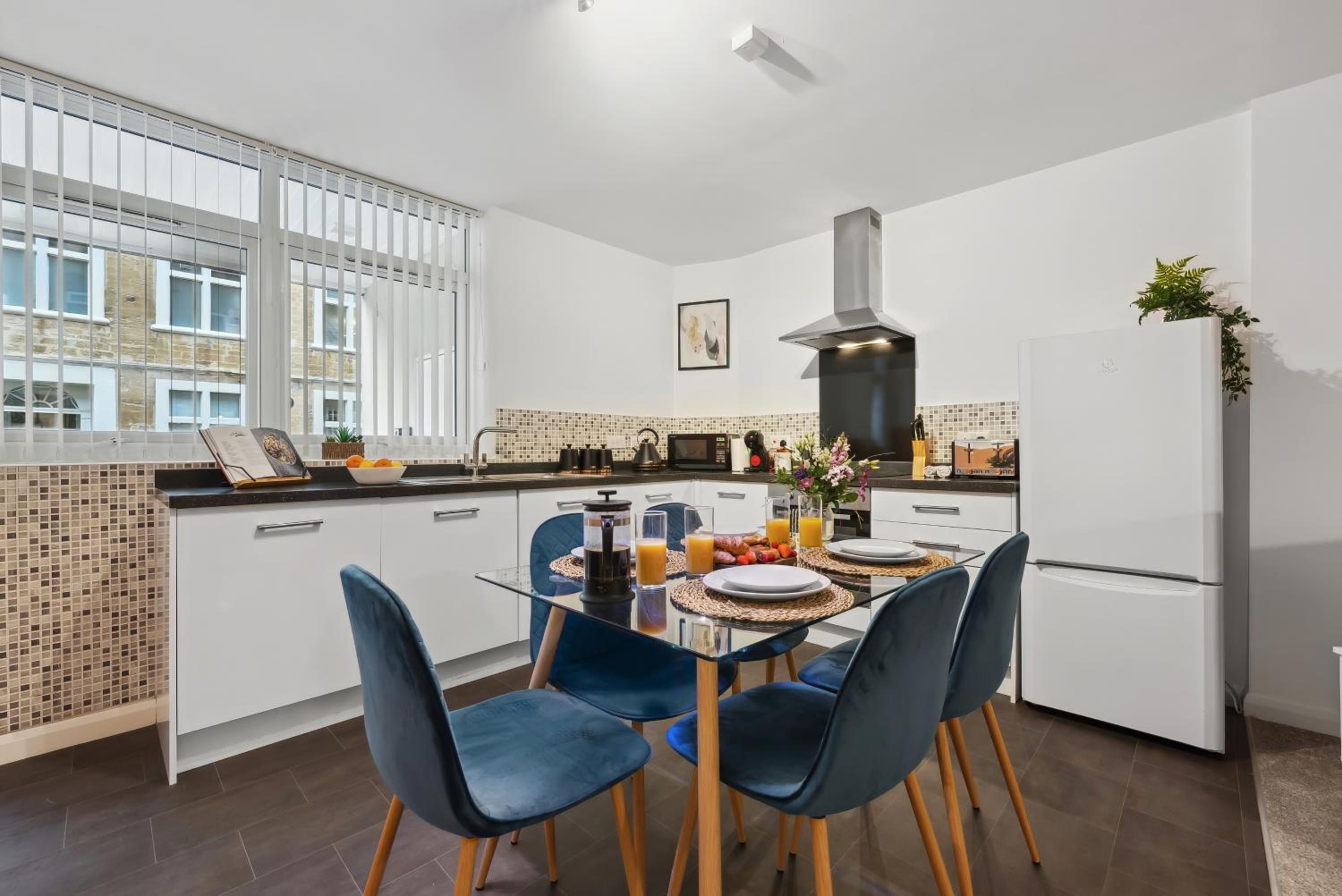 Corinium Lodge - town centre apartment