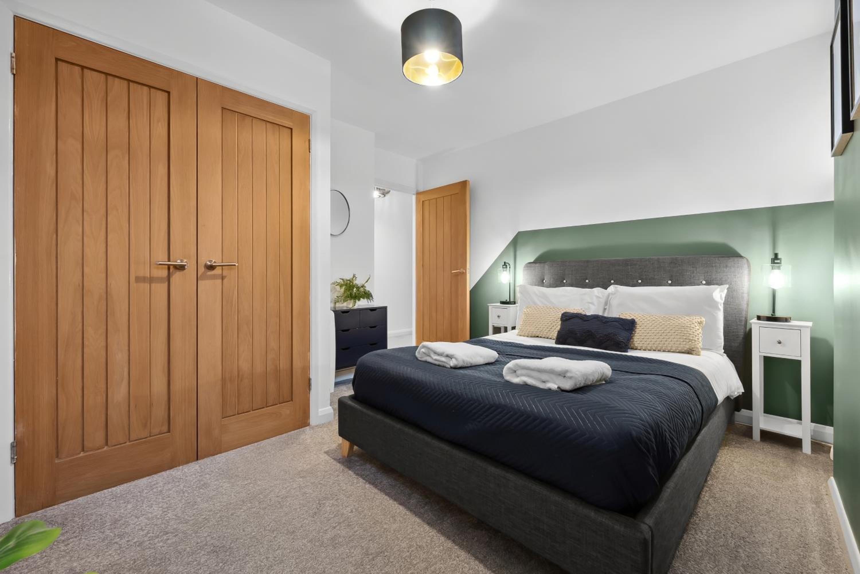 Corinium Lodge - town centre apartment