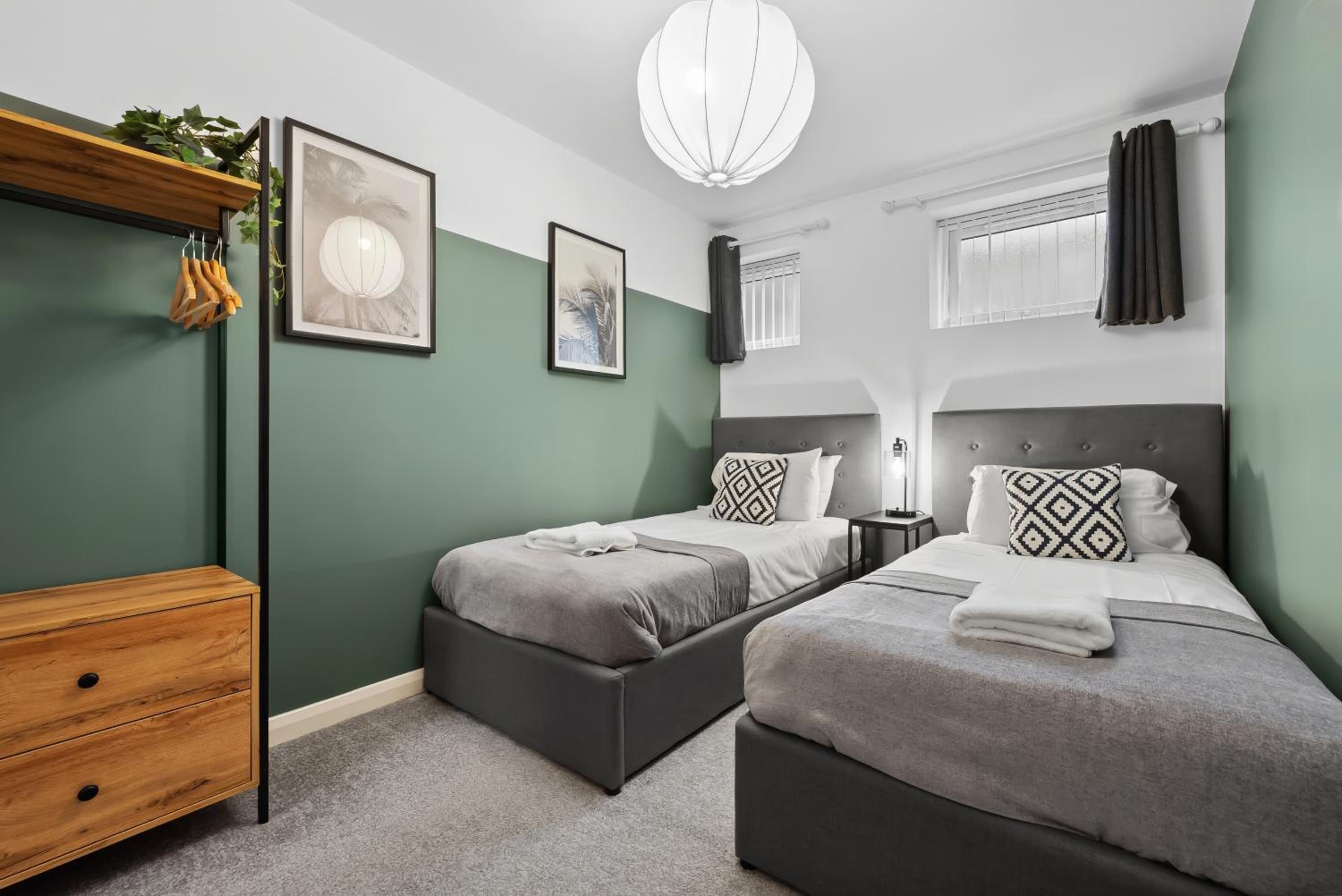 Corinium Lodge - town centre apartment