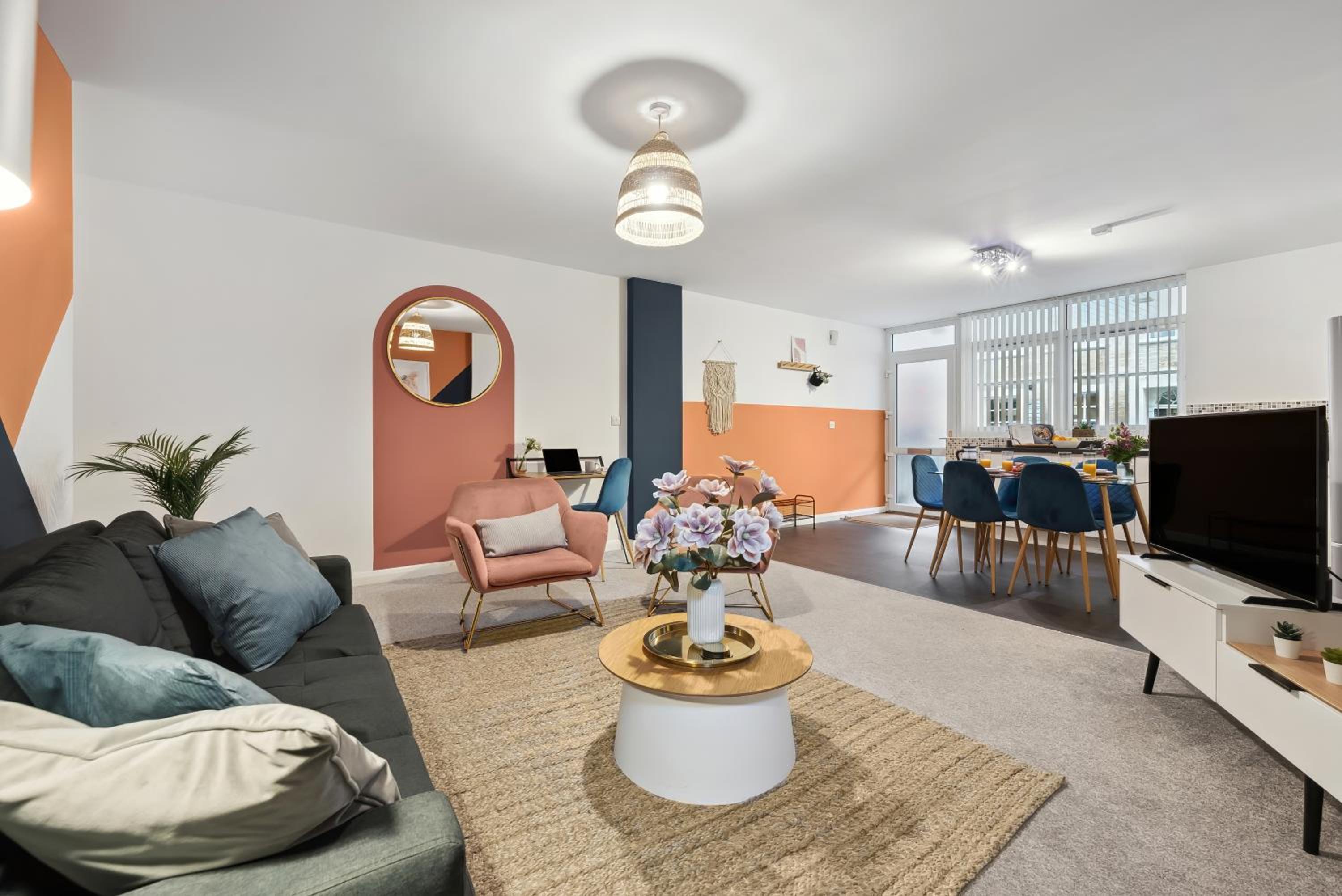 Corinium Lodge - town centre apartment
