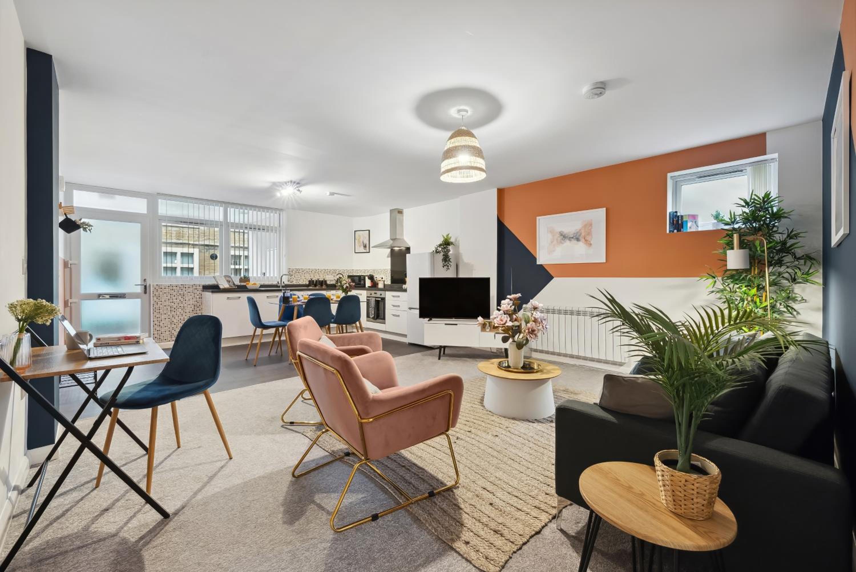 Corinium Lodge - town centre apartment