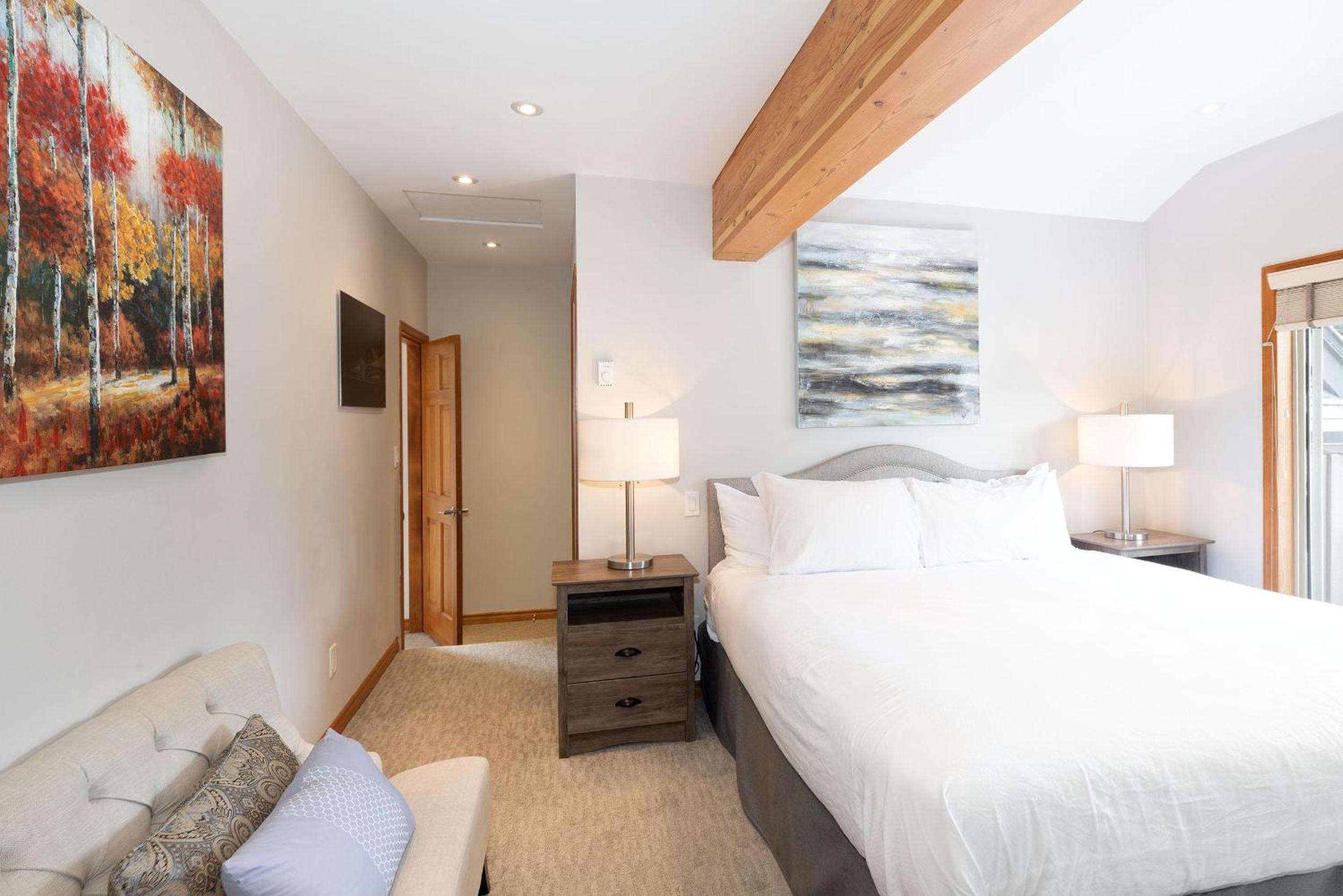 Painted Cliff 4 - Pet-Friendly, Ski-in-Ski-Out, Secure Parking, Communal Hot Tub