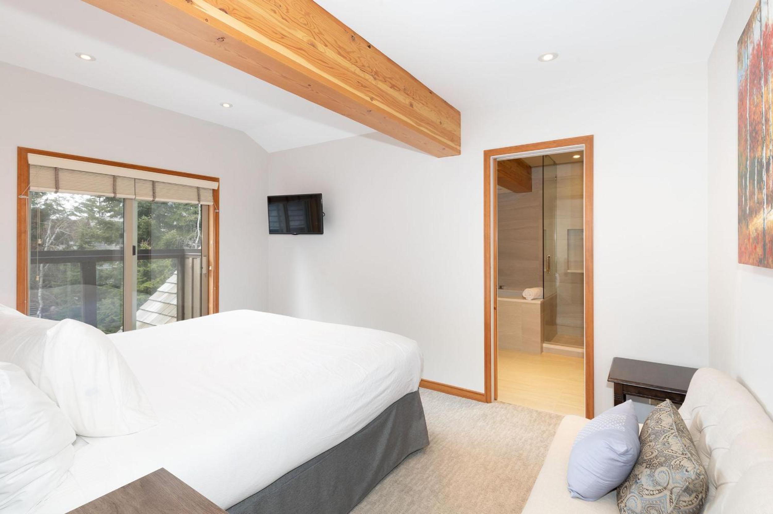 Painted Cliff 4 - Pet-Friendly, Ski-in-Ski-Out, Secure Parking, Communal Hot Tub