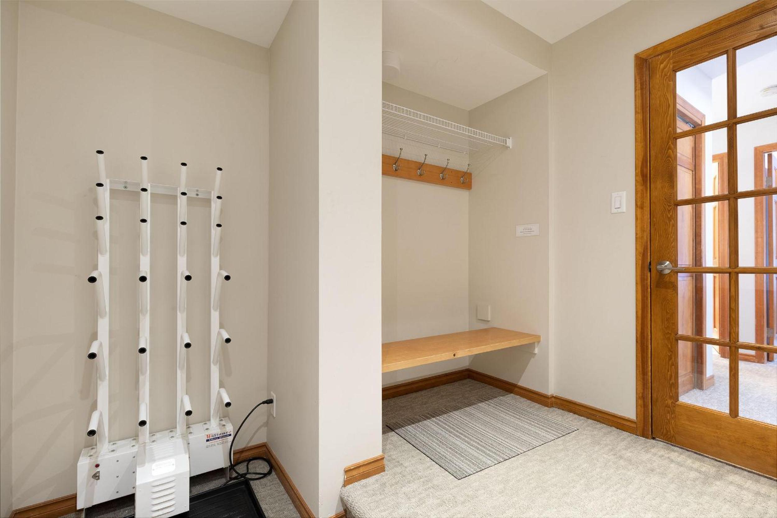 Painted Cliff 4 - Pet-Friendly, Ski-in-Ski-Out, Secure Parking, Communal Hot Tub