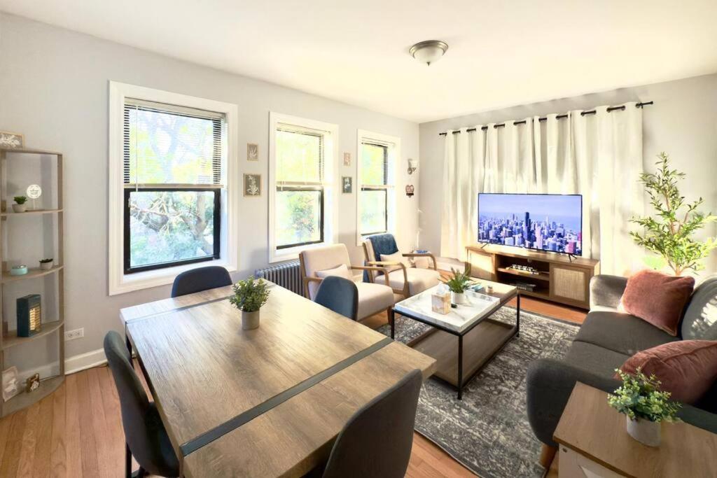 Chicago Vacations - Central 1BR Retreat Cozy  Inviting Near Loyola - Property Image 1