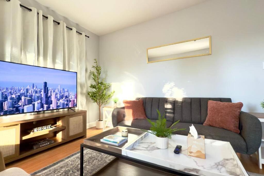 Chicago Vacations - Central 1BR Retreat Cozy  Inviting Near Loyola - Property Image 3