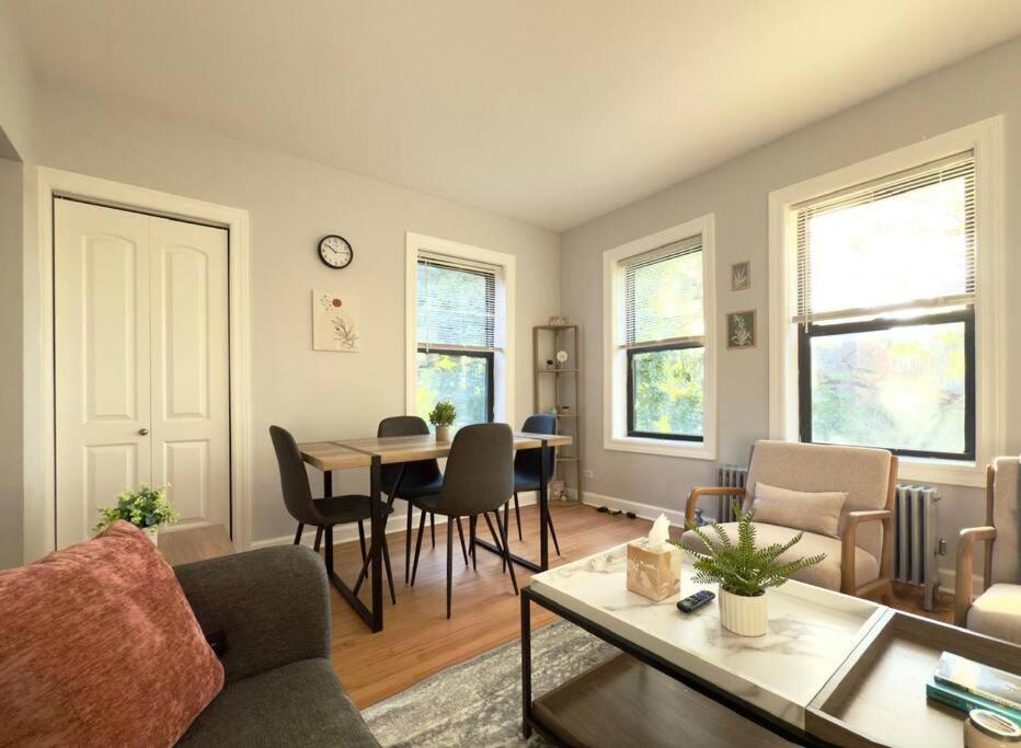 Chicago Vacations - Central 1BR Retreat Cozy  Inviting Near Loyola - Property Image 5