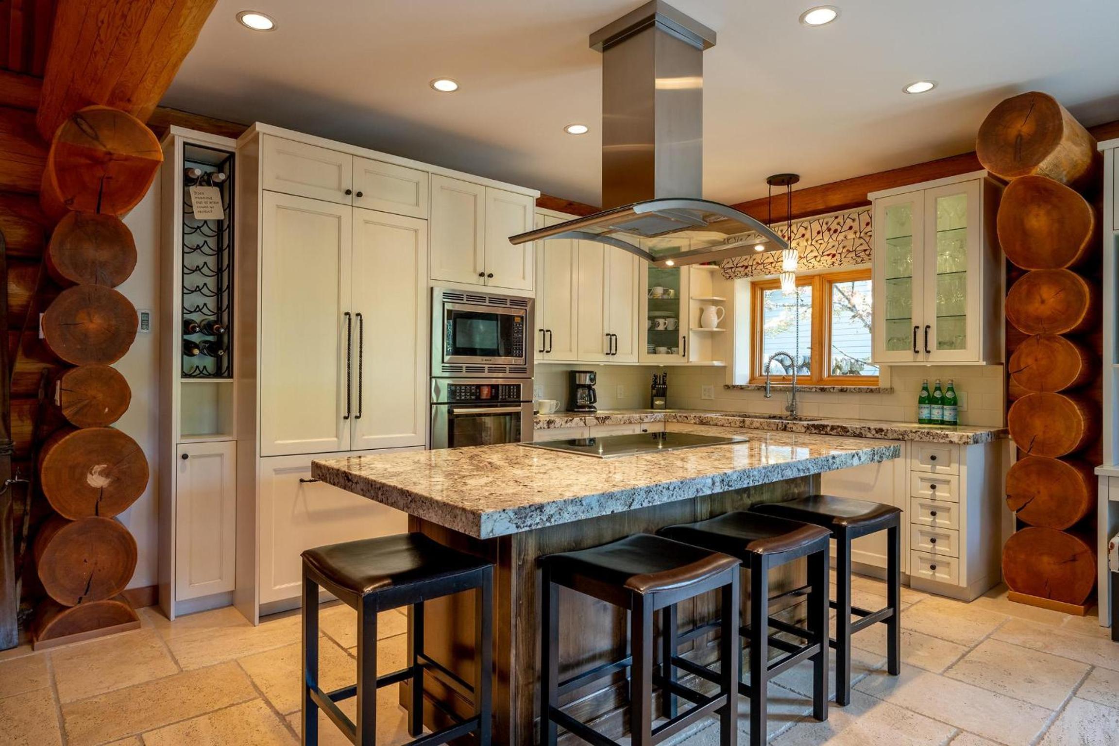 Snowridge Retreat - 150m to Ski Run, Hot Tub, Pool Table, Iconic Ski View