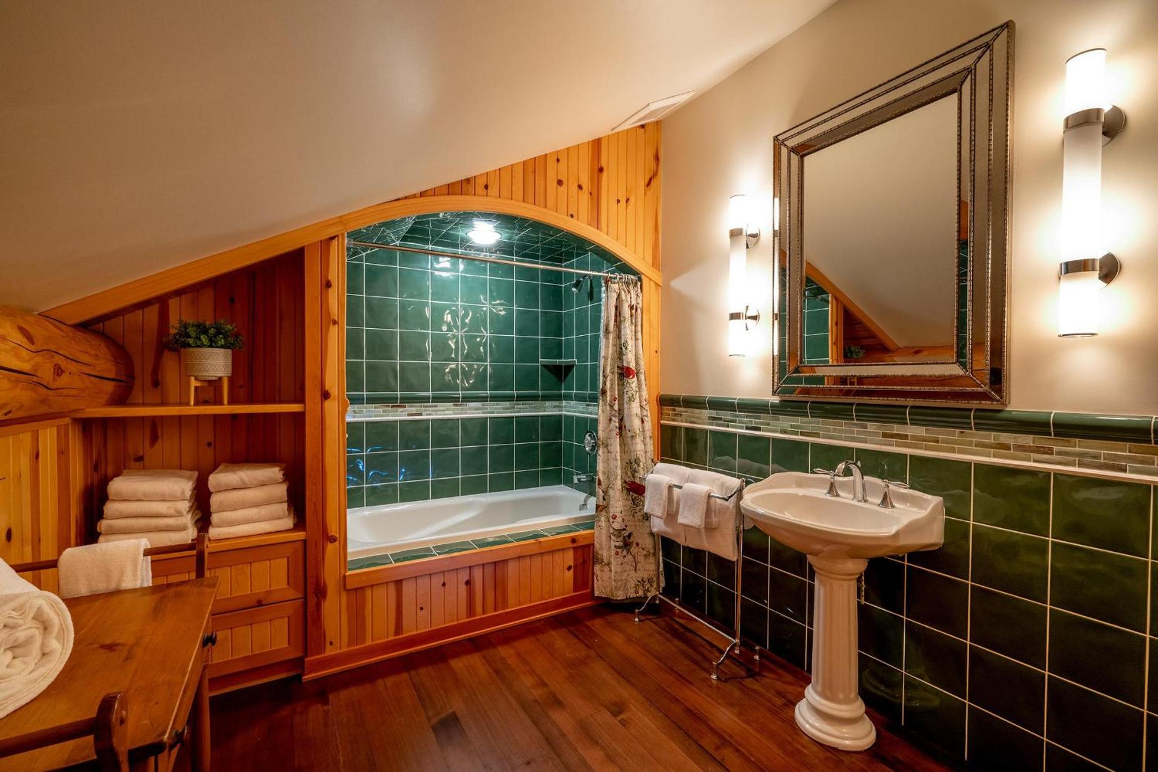 Snowridge Retreat - 150m to Ski Run, Hot Tub, Pool Table, Iconic Ski View